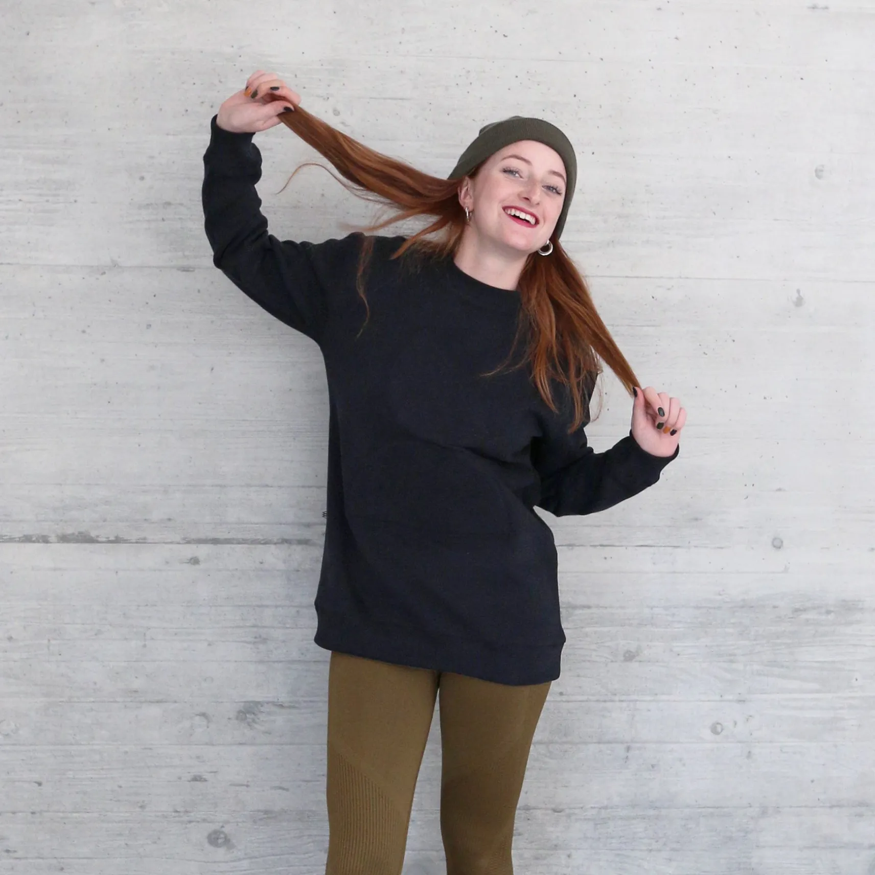 arya_black_bergroes_sweat_2.webp Arya Black übergroßes Sweatshirt aus Bio-Baumwolle