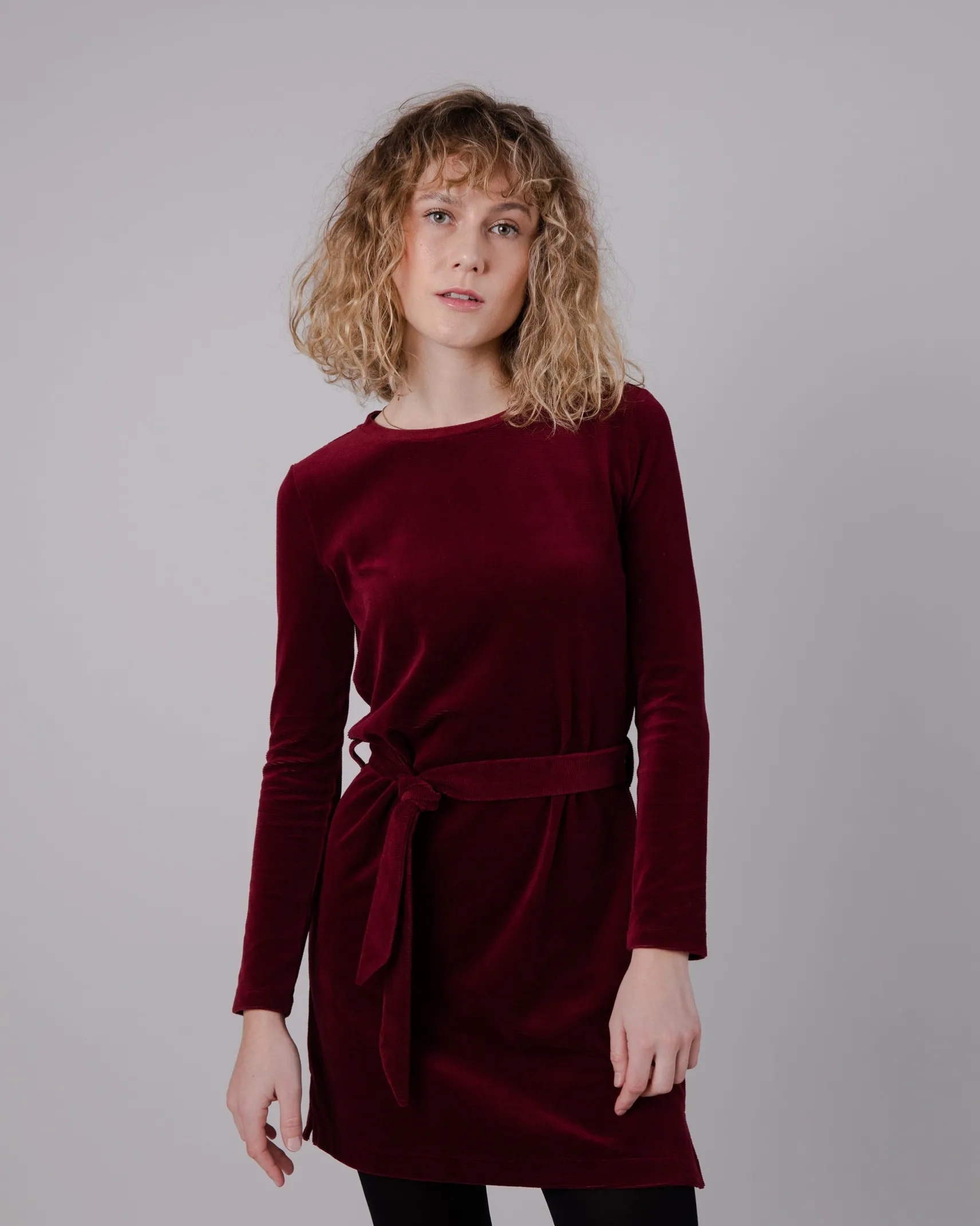 cordsamtkleid_pflaumen_0.webp Cordsamtkleid Pflaumen
