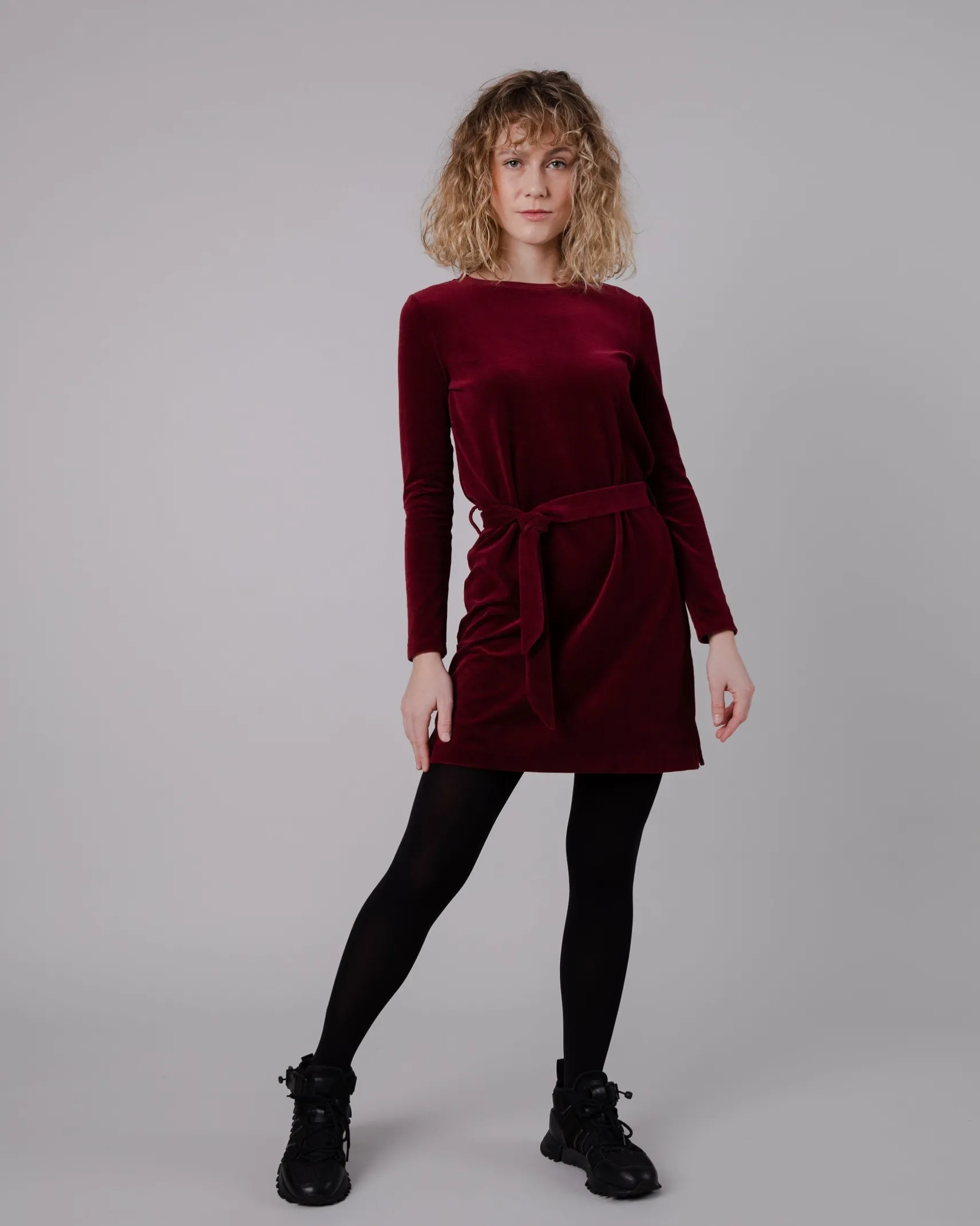 cordsamtkleid_pflaumen_2.webp Cordsamtkleid Pflaumen