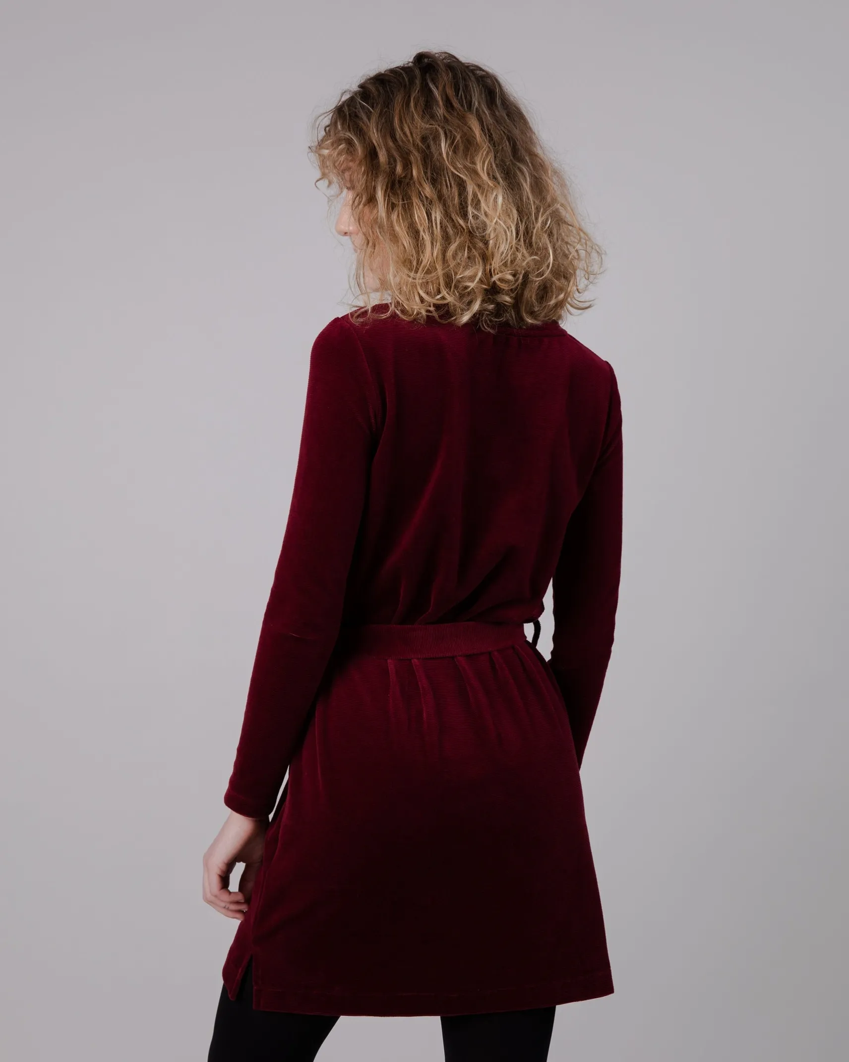 cordsamtkleid_pflaumen_3.webp Cordsamtkleid Pflaumen