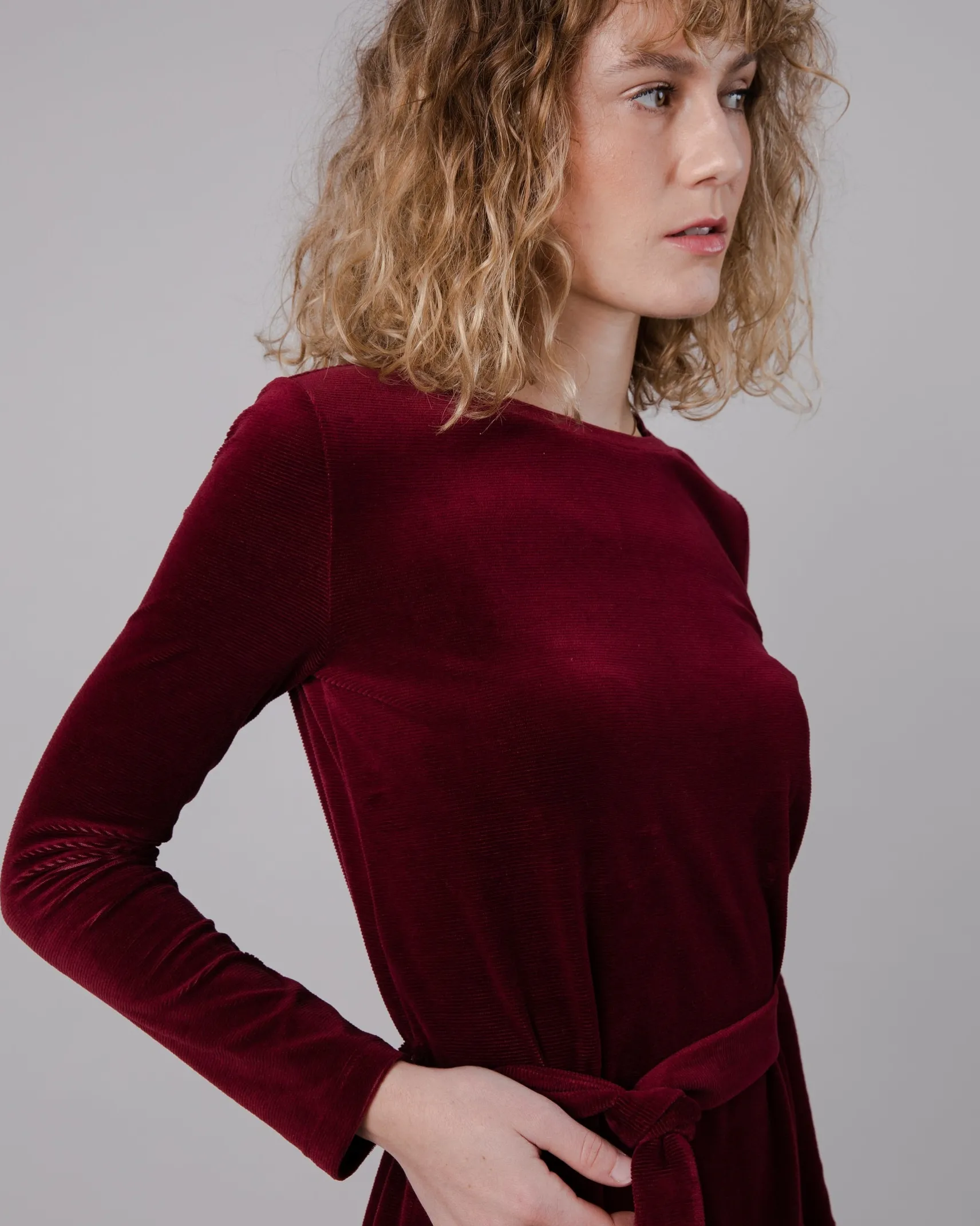 cordsamtkleid_pflaumen_4.webp Cordsamtkleid Pflaumen