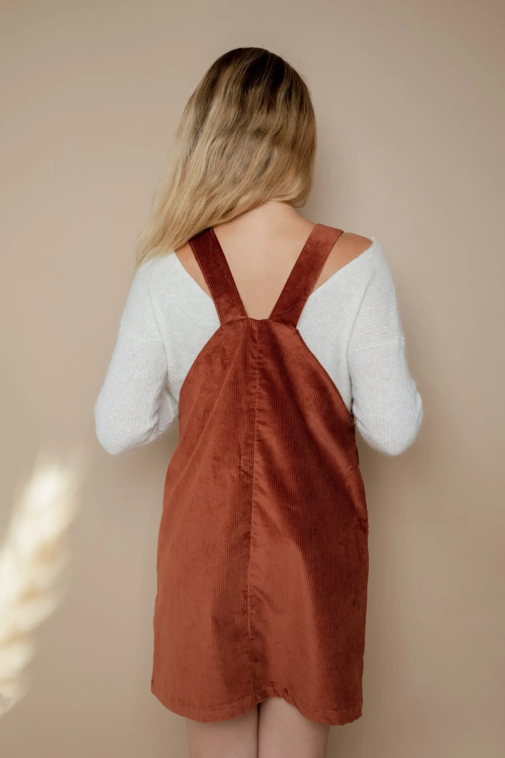 cordsamtkleid_scarlett_si_2.webp Cordsamtkleid Scarlett Sienna