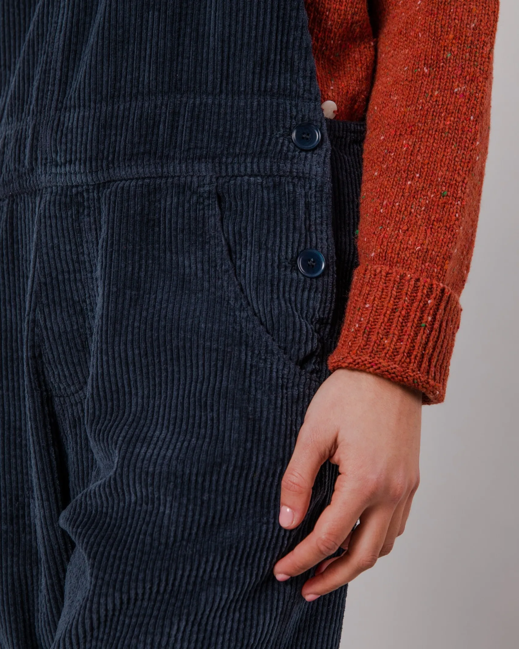 damen_cordsamtoverall_mar_2.webp Damen Cordsamt-Overall Marineblau