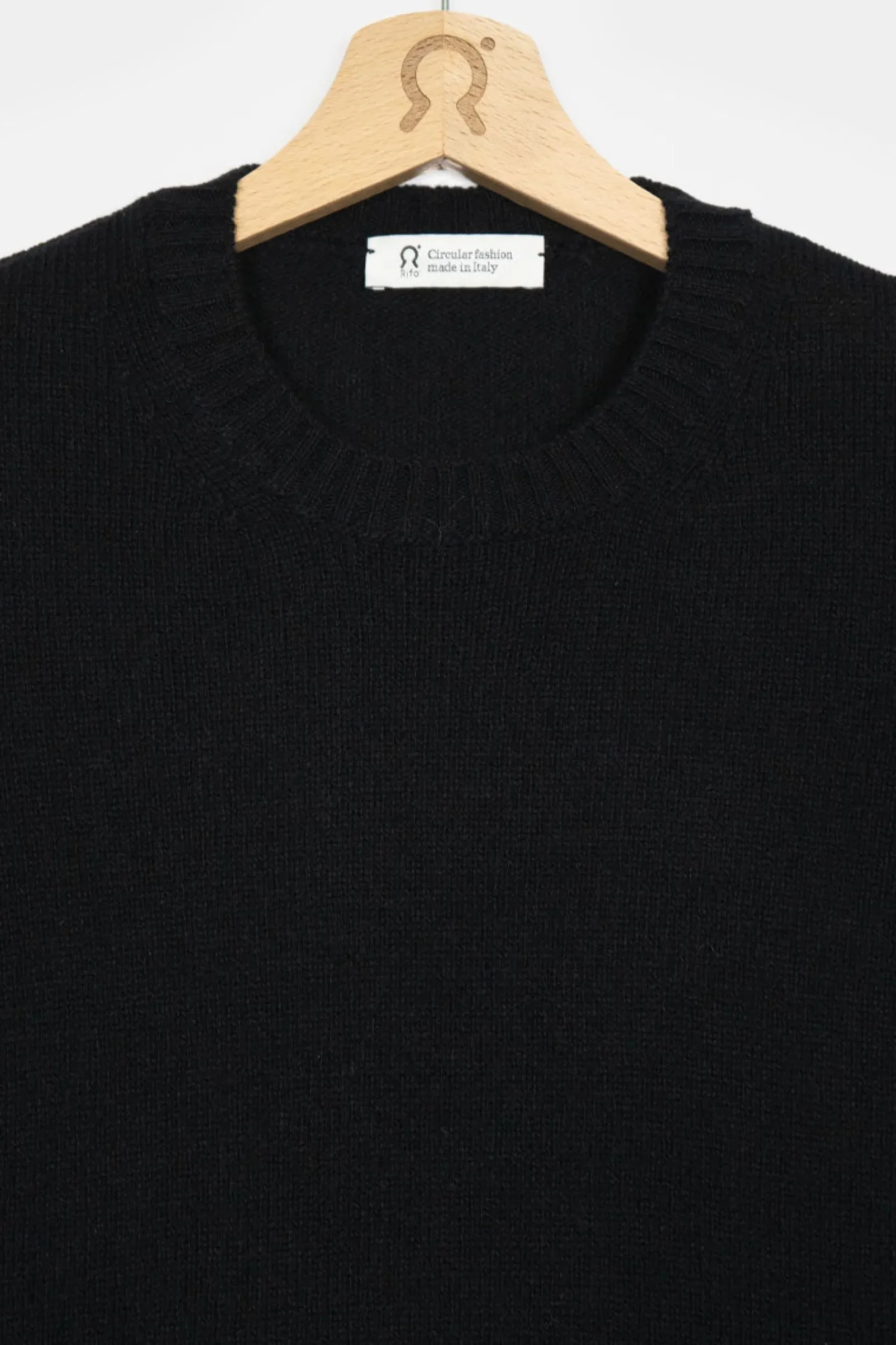 damenpullover_aus_feiner__3.webp Damen-Pullover aus feiner Wolle Laura Schwarz