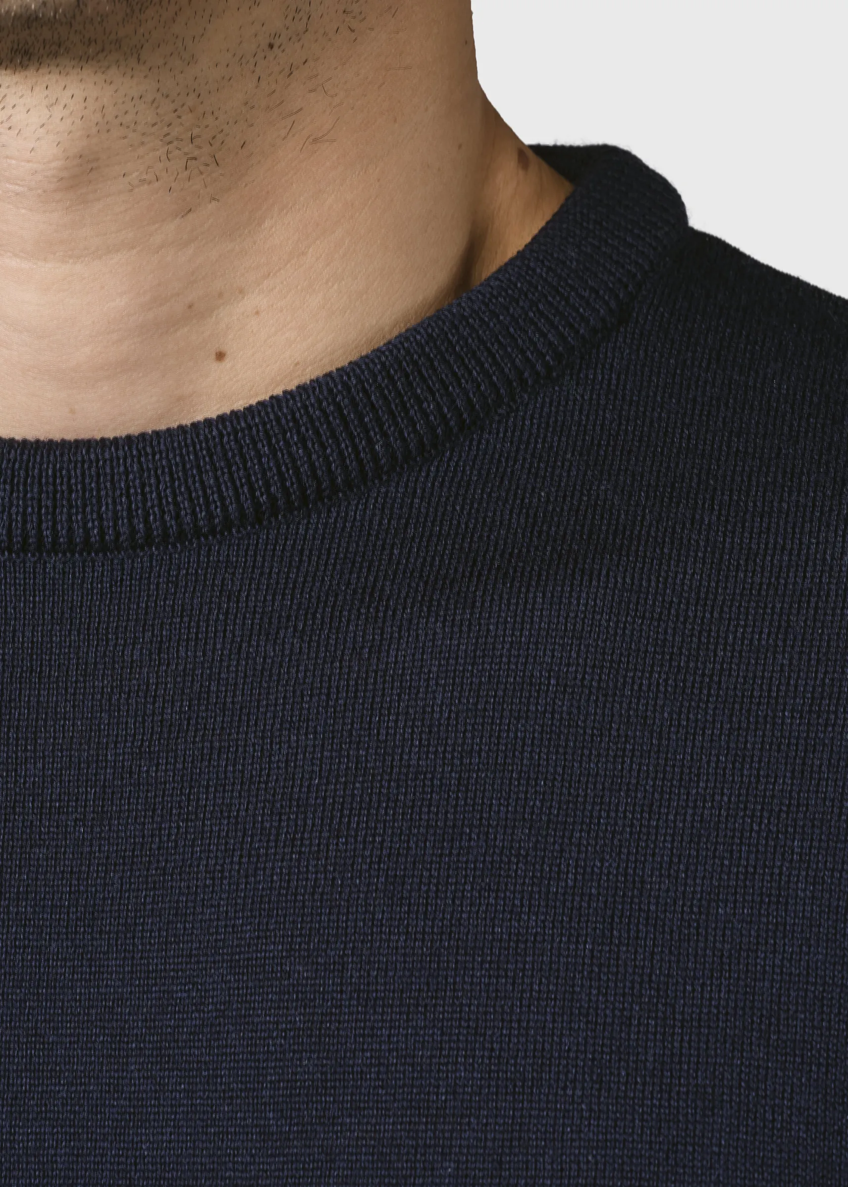 dnner_marineblauer_strick_1.webp Dünner marineblauer Strickpullover aus Merinowolle