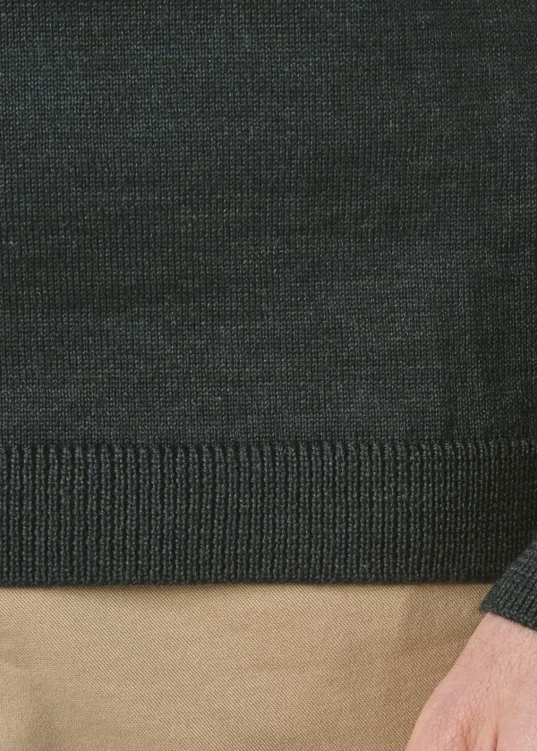 Dünner olivgrüner Strickpullover aus Merinowolle