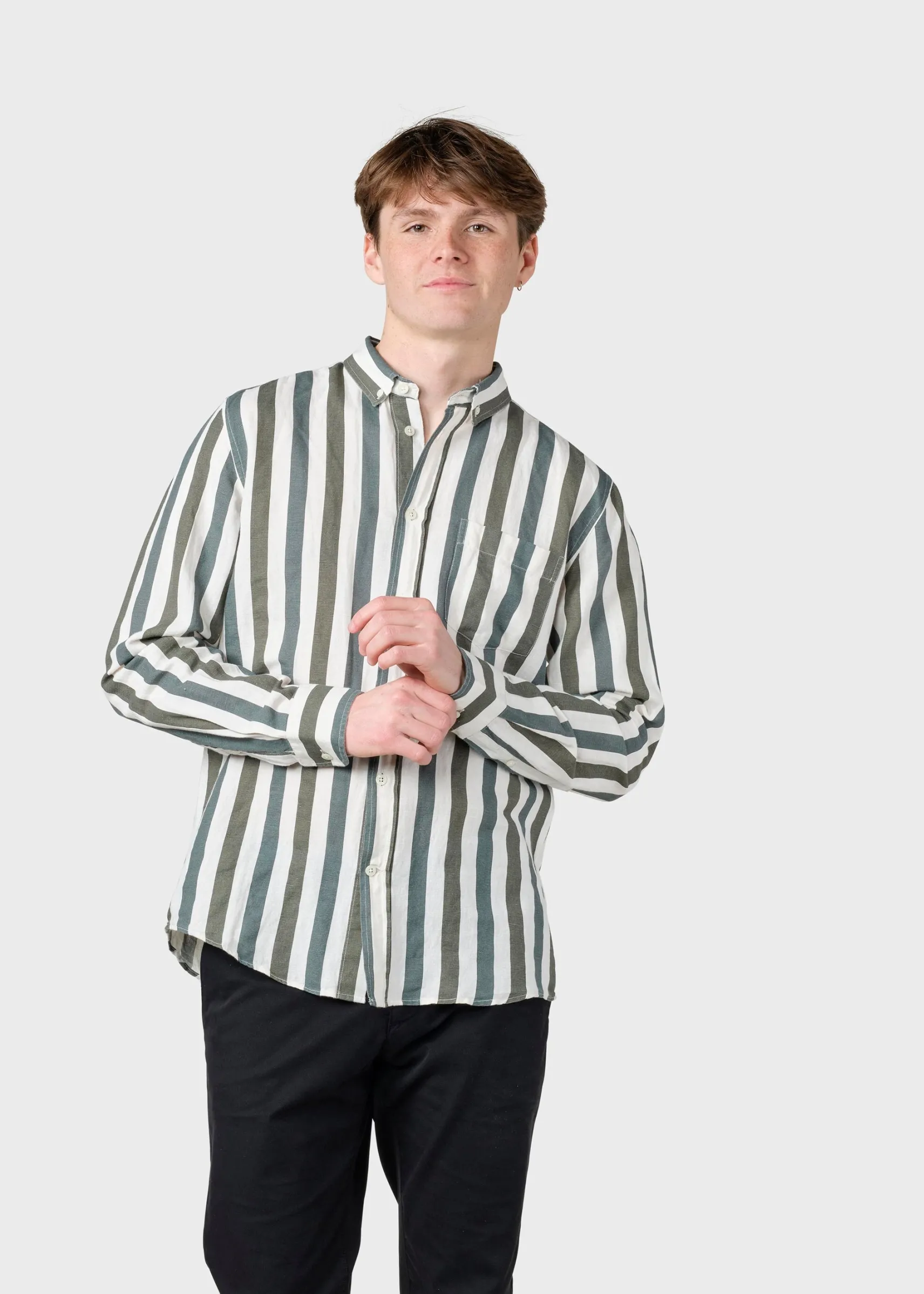 gestreiftes_herrenhemd_va_0.webp Gestreiftes Herrenhemd Valdis grün