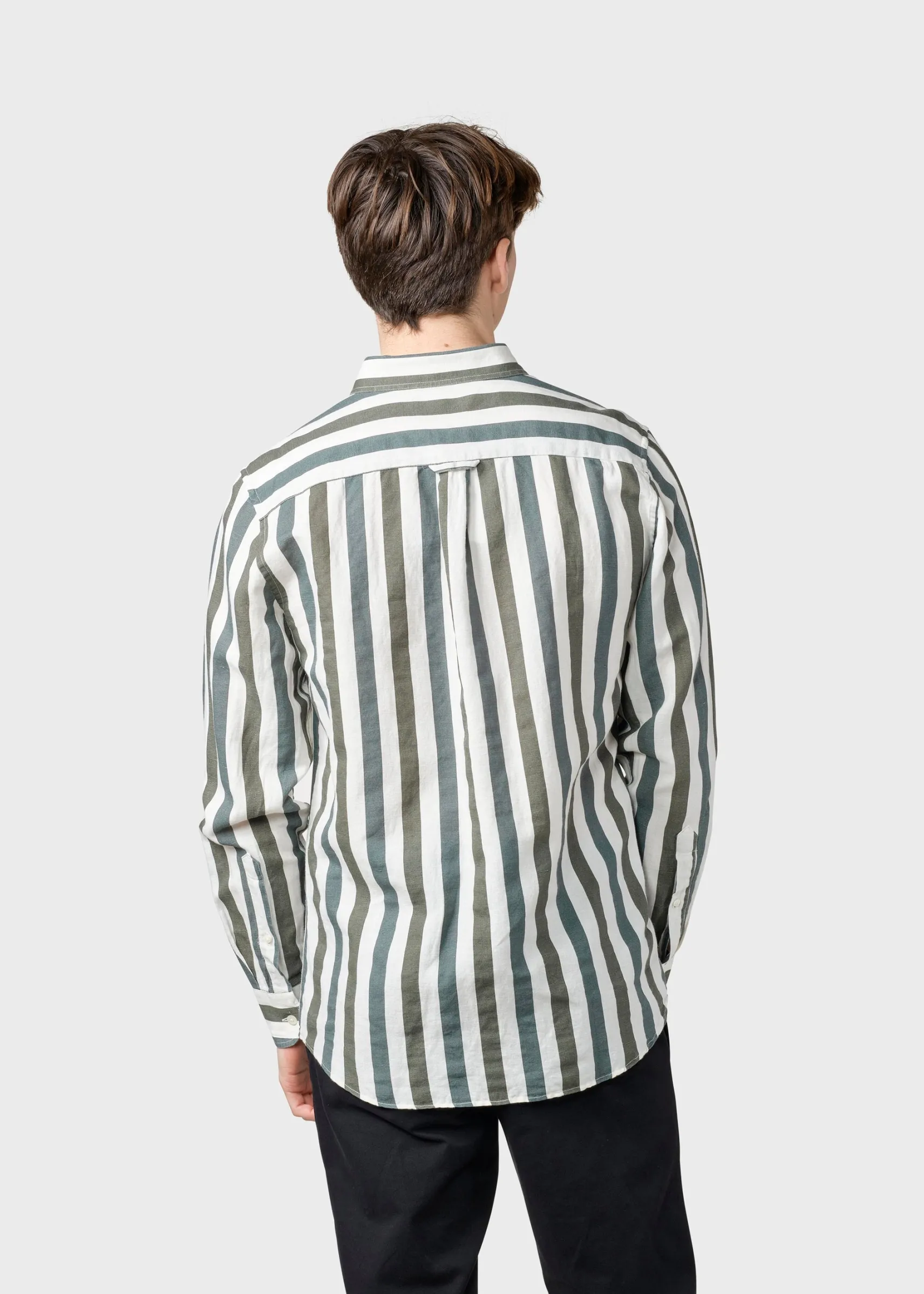 gestreiftes_herrenhemd_va_2.webp Gestreiftes Herrenhemd Valdis grün