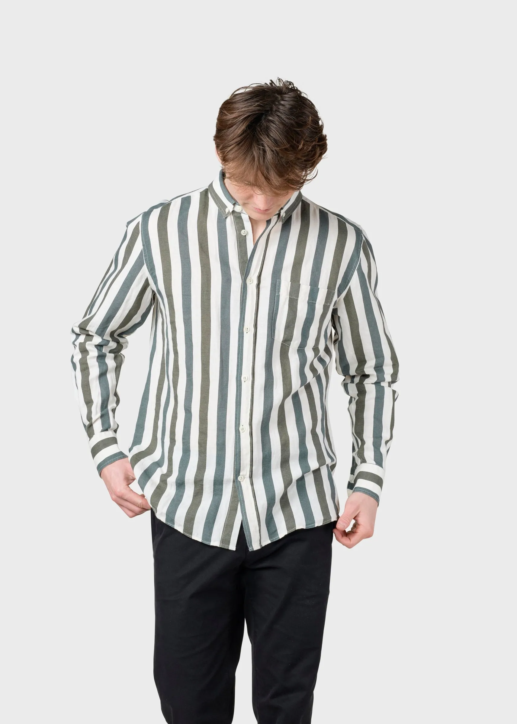 gestreiftes_herrenhemd_va_3.webp Gestreiftes Herrenhemd Valdis grün