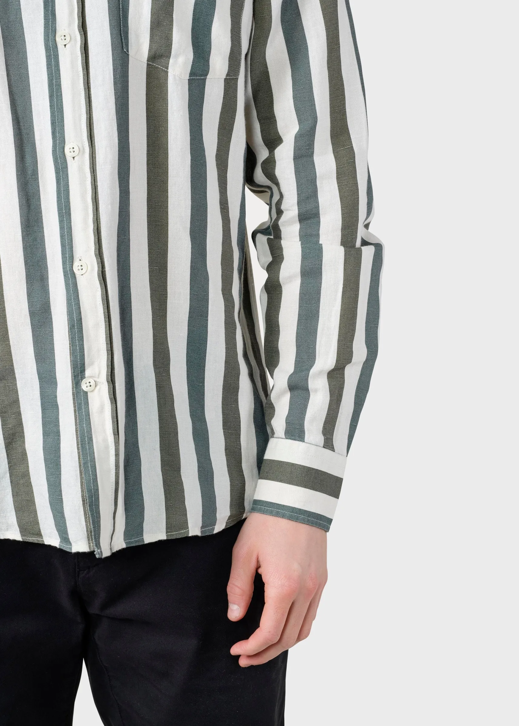 gestreiftes_herrenhemd_va_4.webp Gestreiftes Herrenhemd Valdis grün