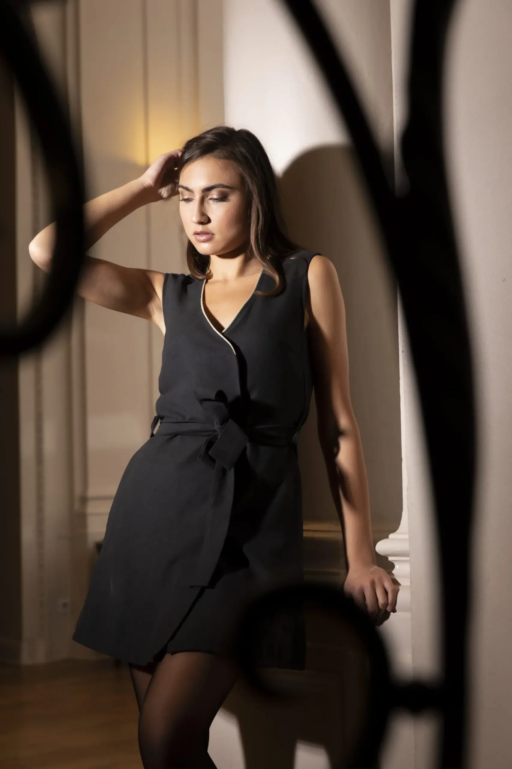 graues_paroskleid_2.webp Graues Paros-Kleid