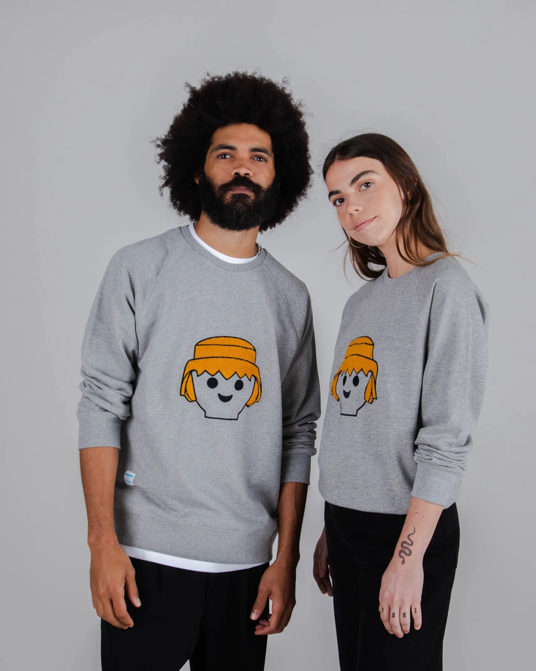 graues_playmobilsweatshir_3.webp Graues Playmobil-Sweatshirt aus Bio-Baumwolle
