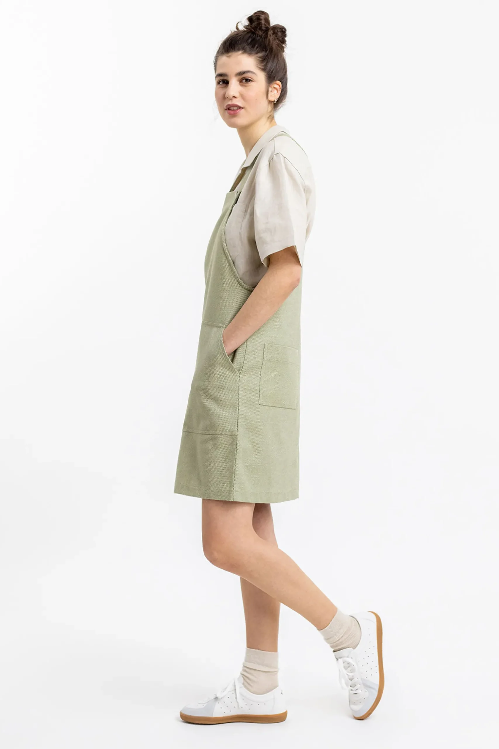 grnes_overallkleid_aus_bi_4.webp Grünes Overallkleid aus Bio-Baumwolle