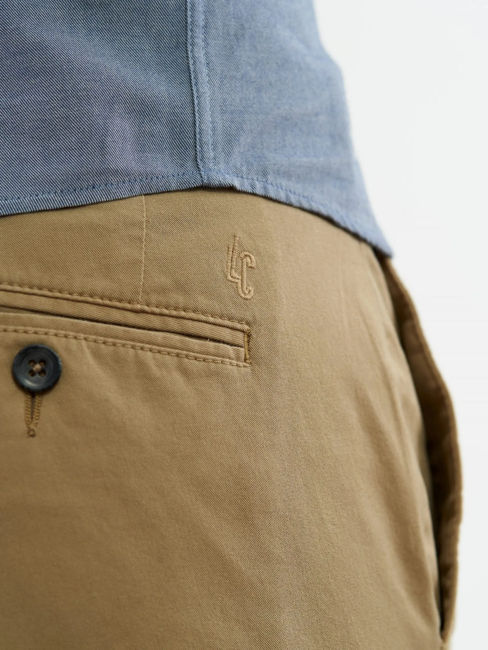 kamelfarbene_chinohose_4.webp Kamelfarbene Chinohose