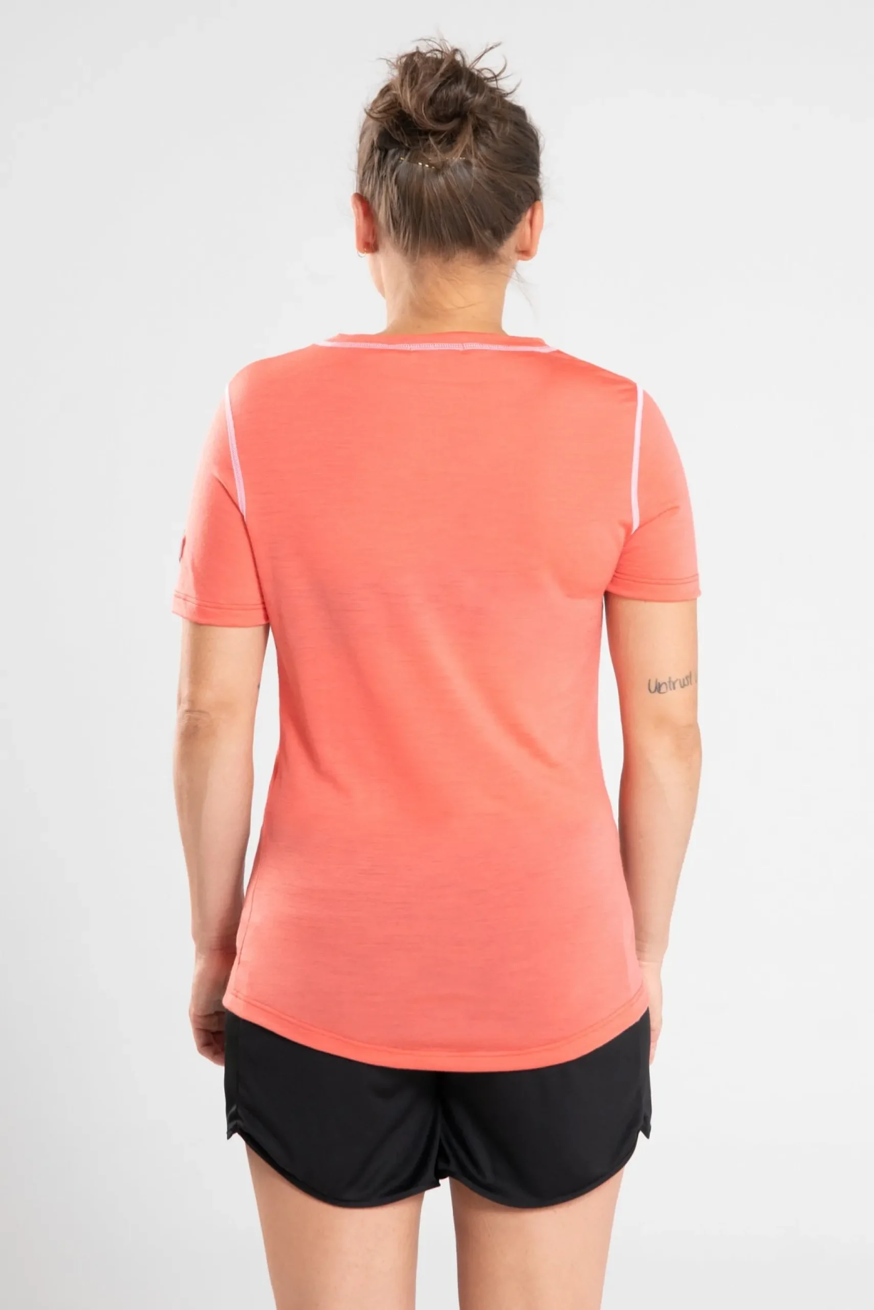 korallenrotes_damenlaufts_2.webp Korallenrotes Damen-Lauf-T-Shirt aus Merino und Lyocell