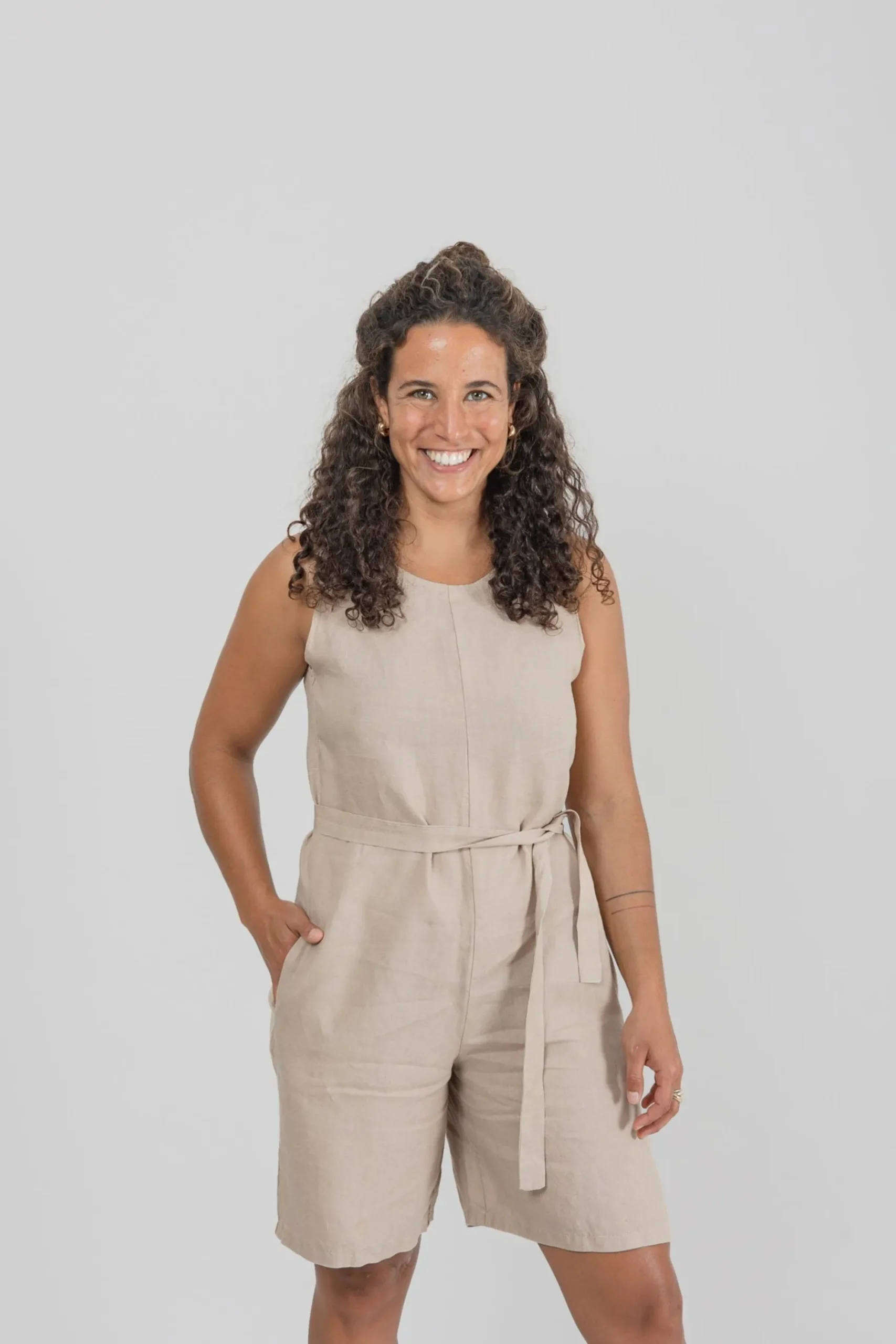 kurze_leinenlatzhose_dais_0.webp Kurze Leinen-Latzhose Daisy Beige