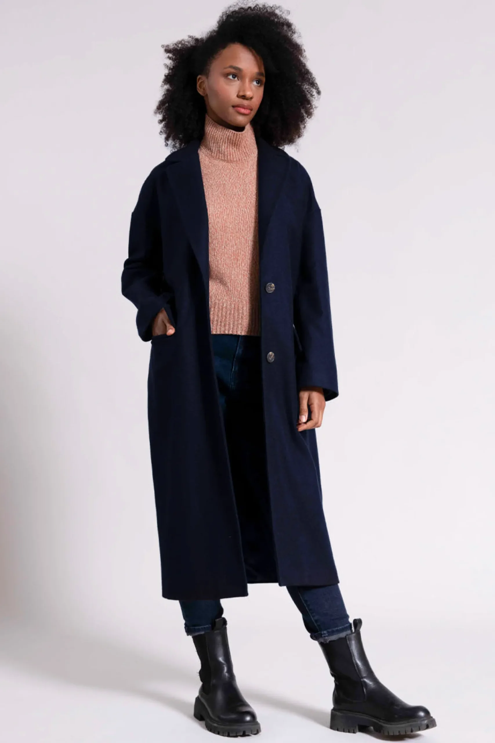 langer_damen_wollemantel__0.webp Langer Damen Wolle-Mantel Mara Navy