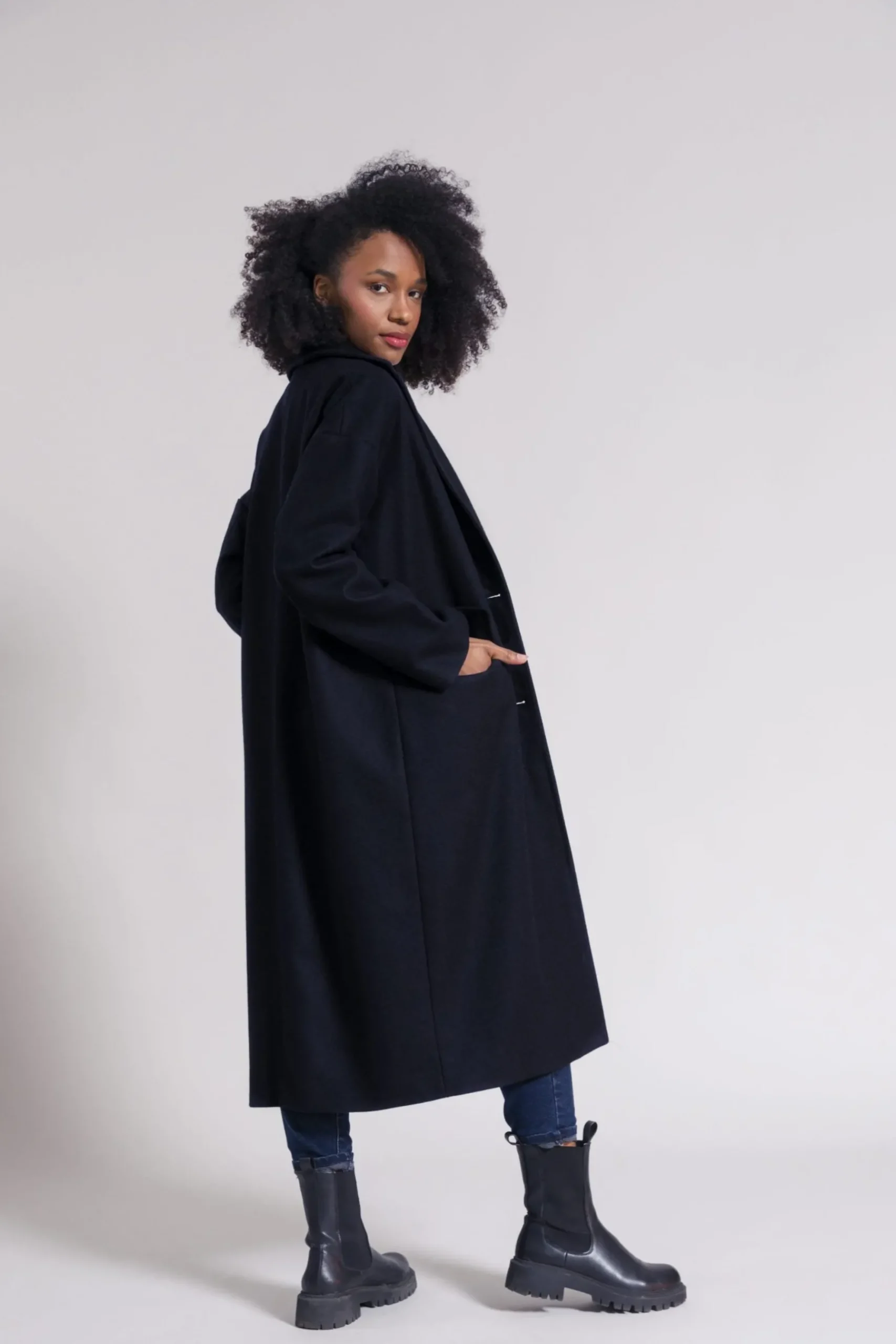 langer_damen_wollemantel__2.webp Langer Damen Wolle-Mantel Mara Navy