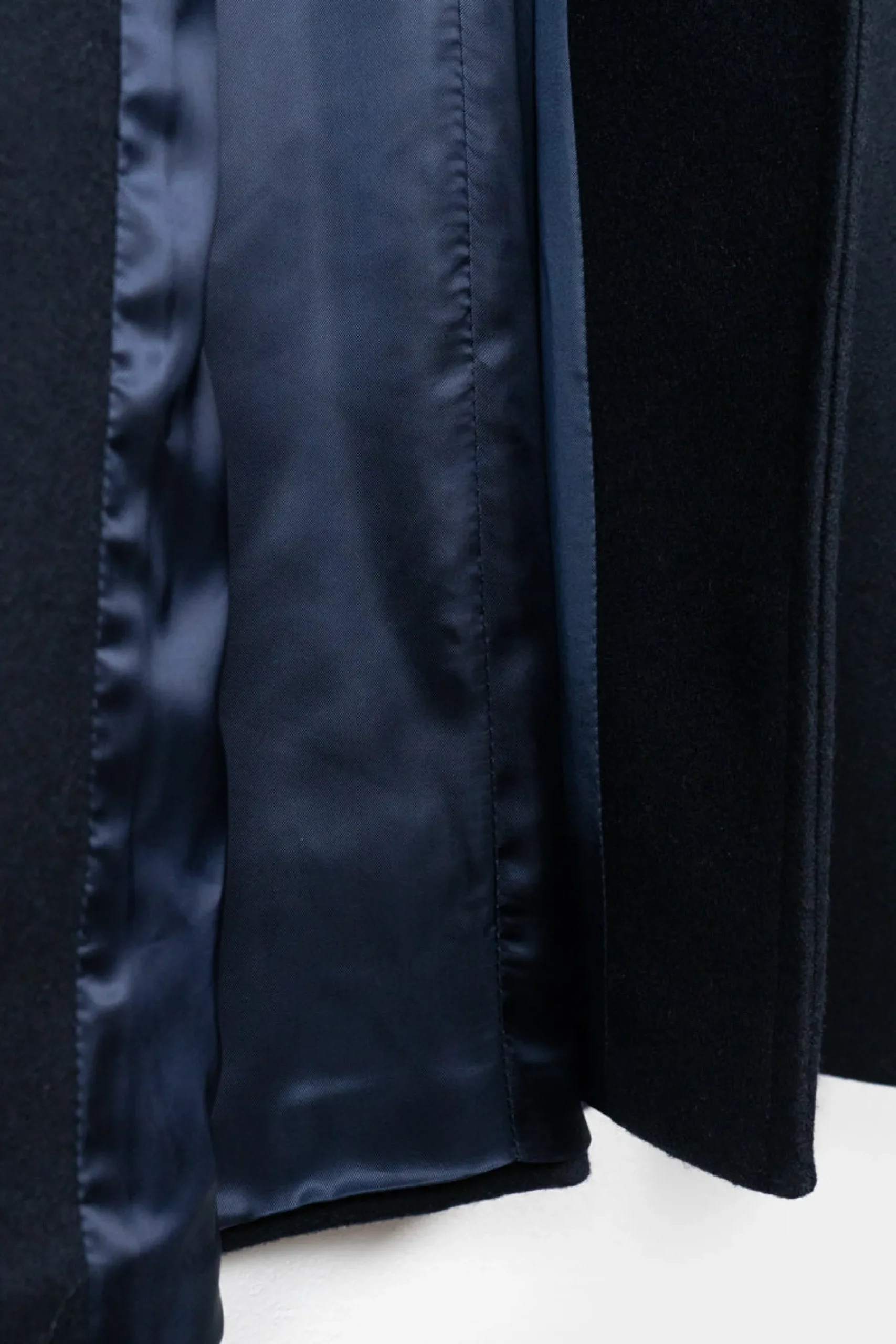 langer_damen_wollemantel__4.webp Langer Damen Wolle-Mantel Mara Navy