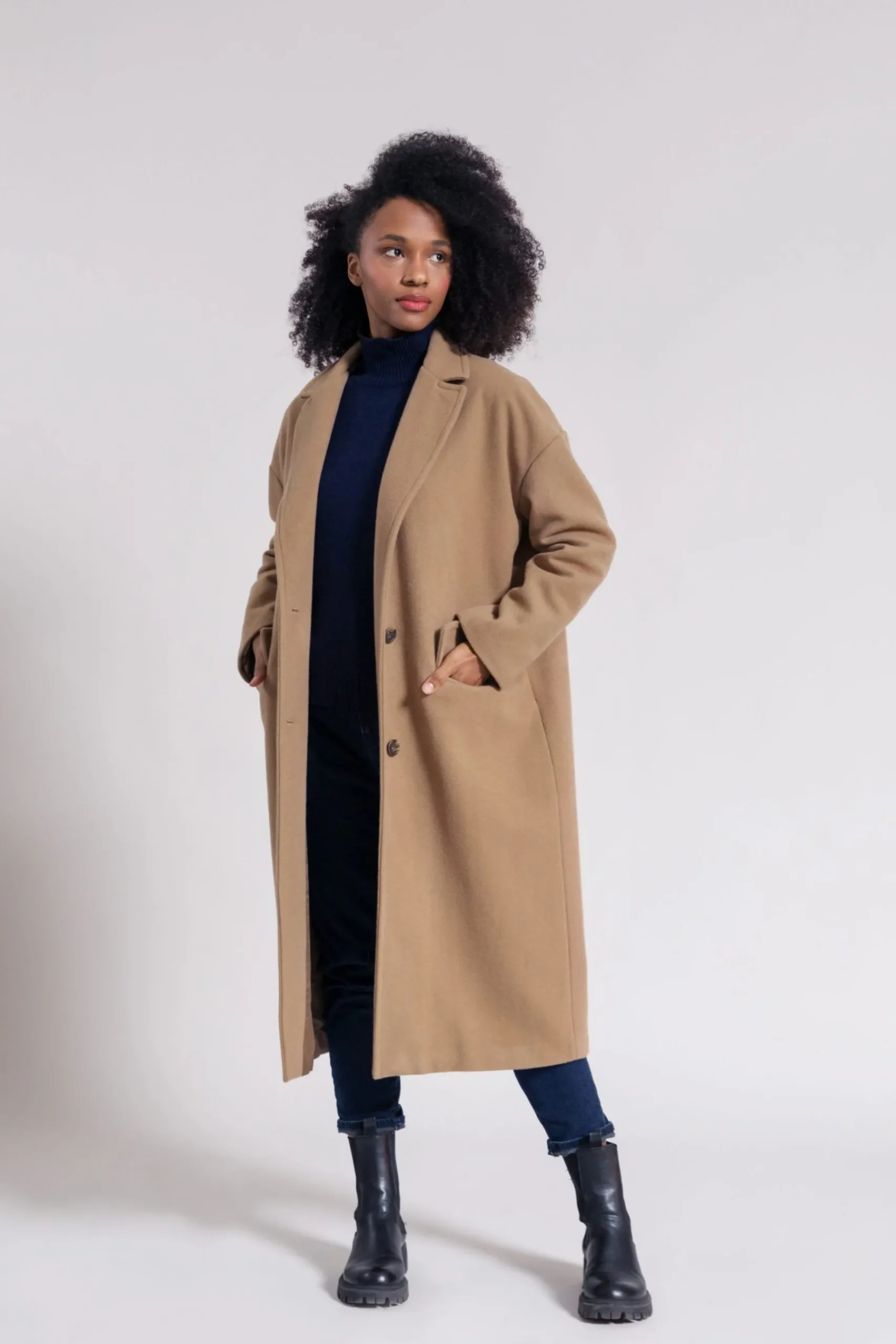 langer_damenmantel_mara_i_0.webp Langer Damenmantel MARA in Beige