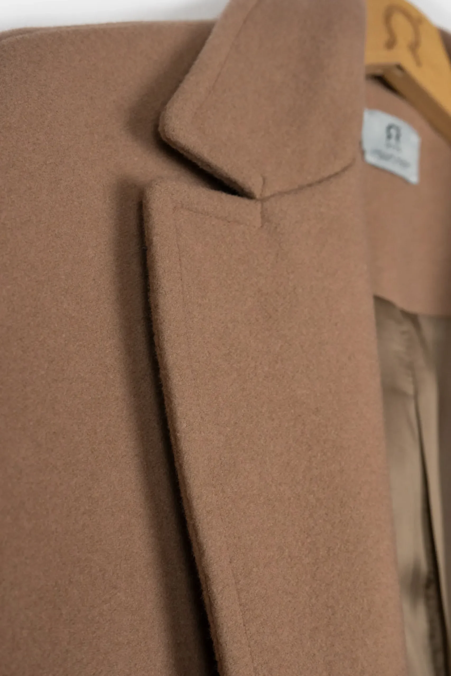 langer_damenmantel_mara_i_3.webp Langer Damenmantel MARA in Beige