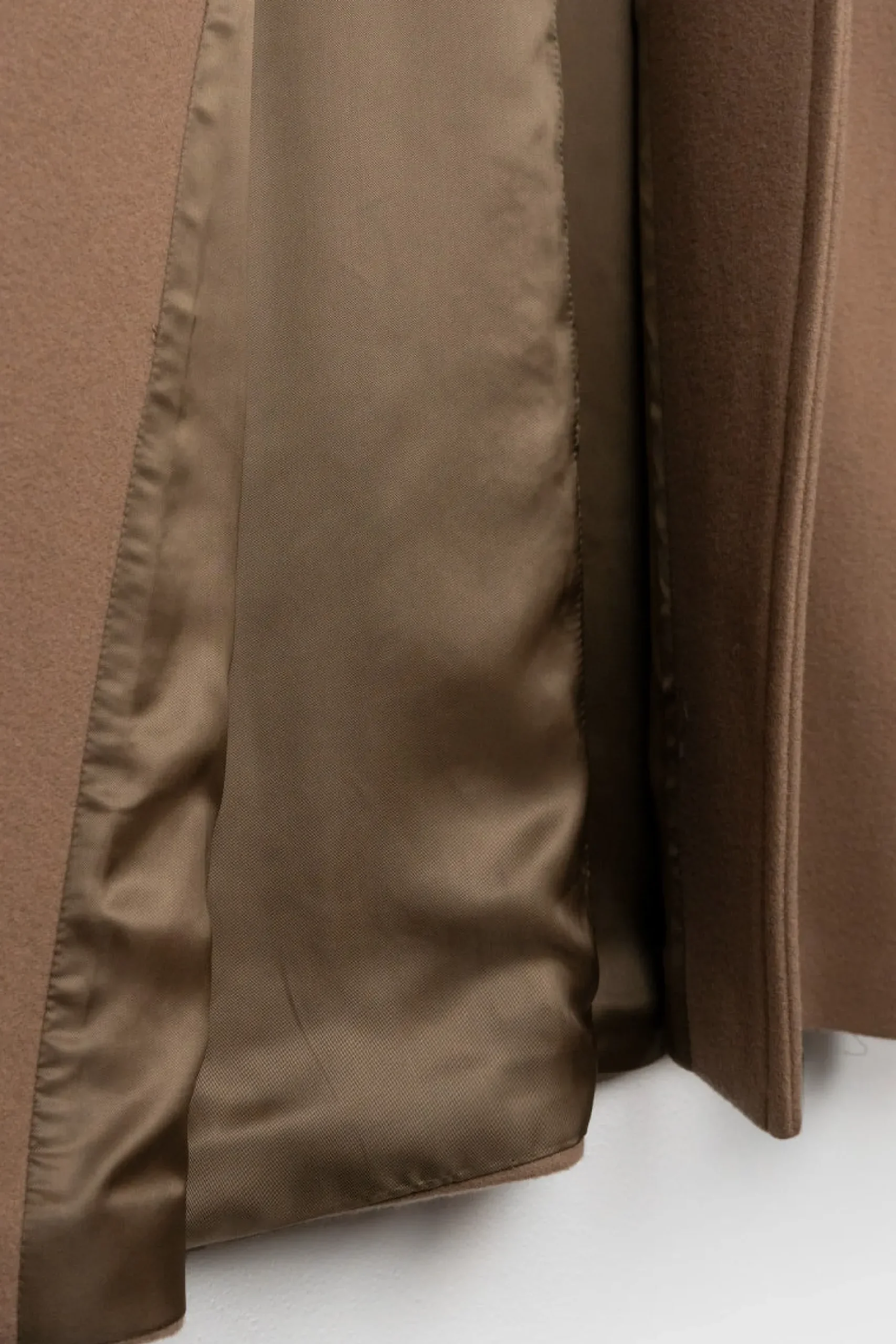 langer_damenmantel_mara_i_4.webp Langer Damenmantel MARA in Beige