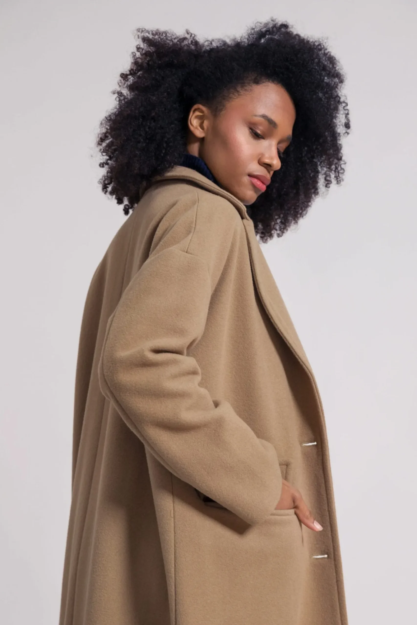 langer_damenmantel_mara_i_6.webp Langer Damenmantel MARA in Beige