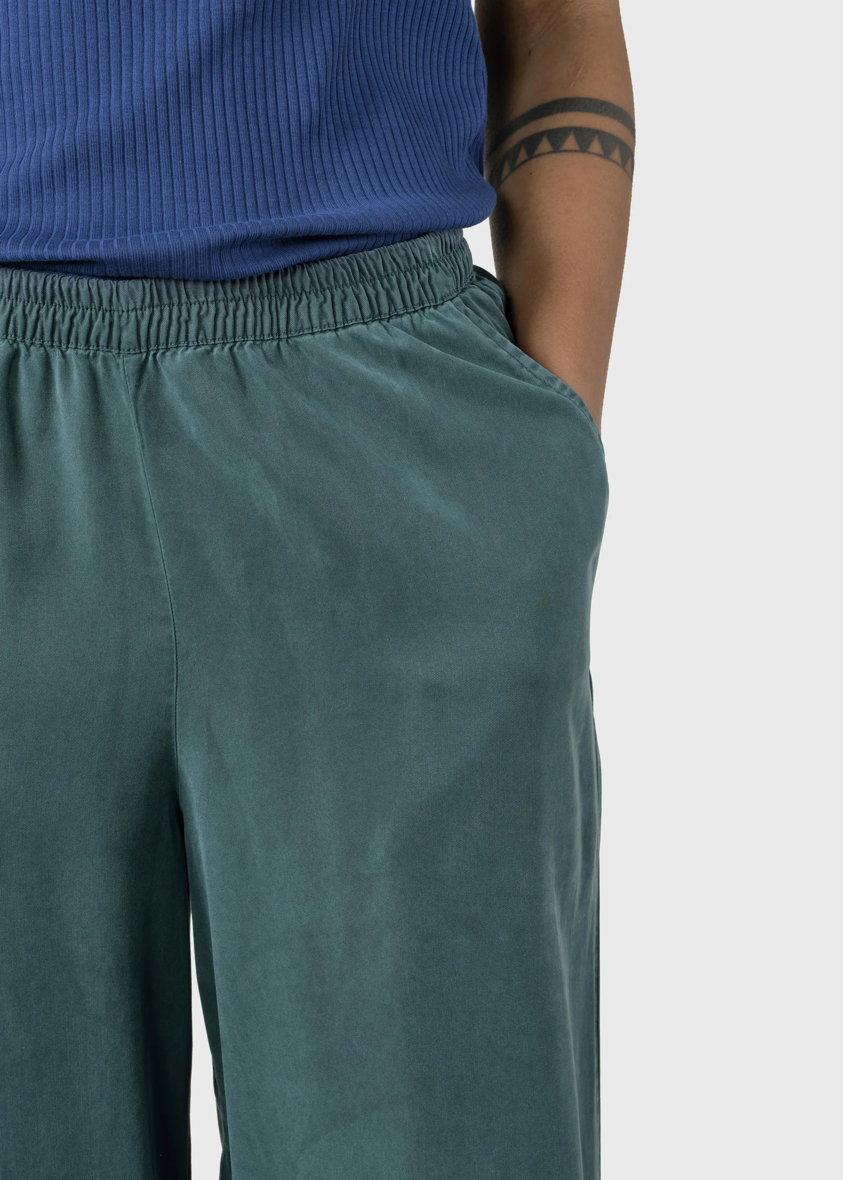 loose_damenhose_kaja_moss_1.webp Loose Damenhose Kaja Moss Green
