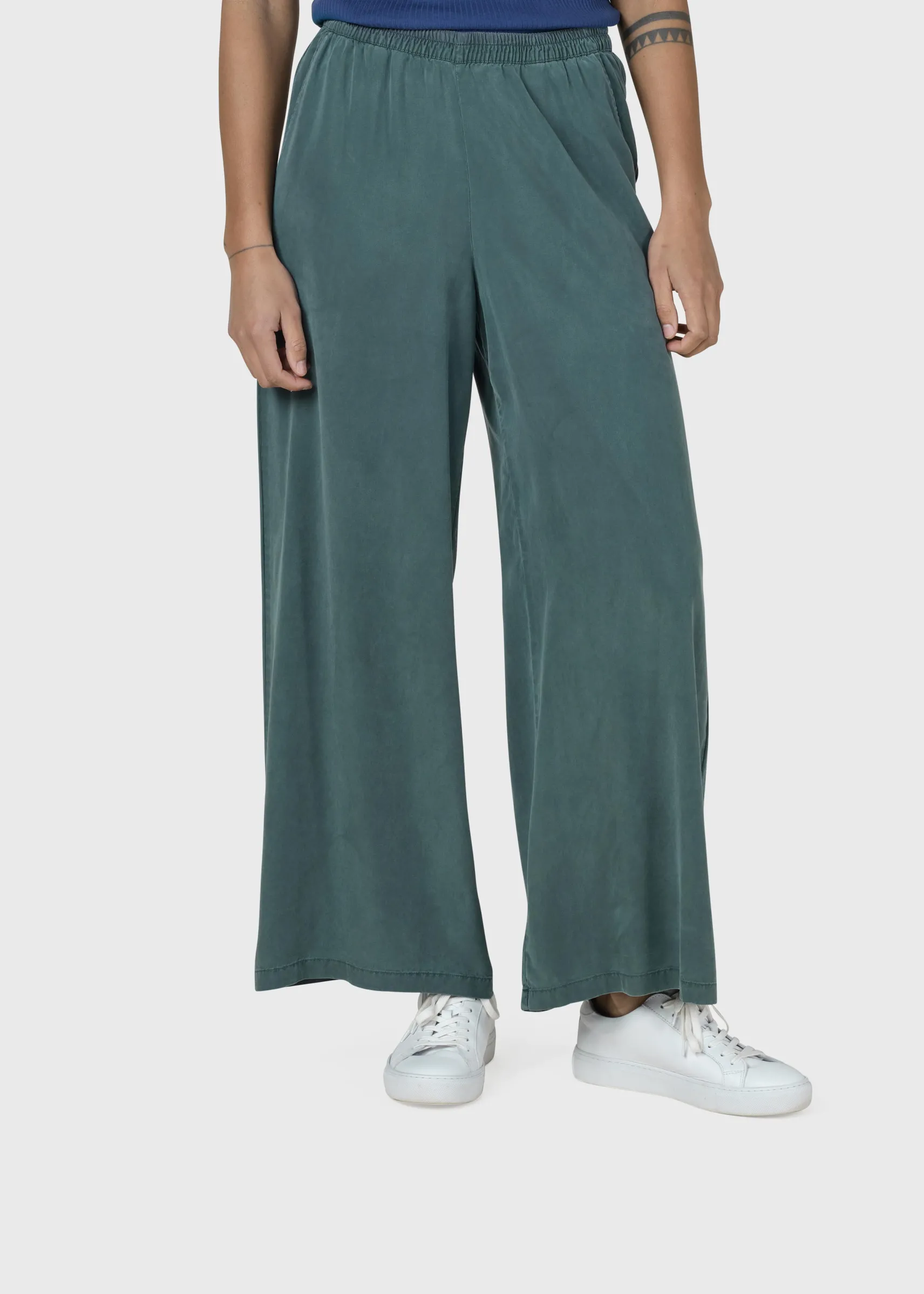 loose_damenhose_kaja_moss_3.webp Loose Damenhose Kaja Moss Green