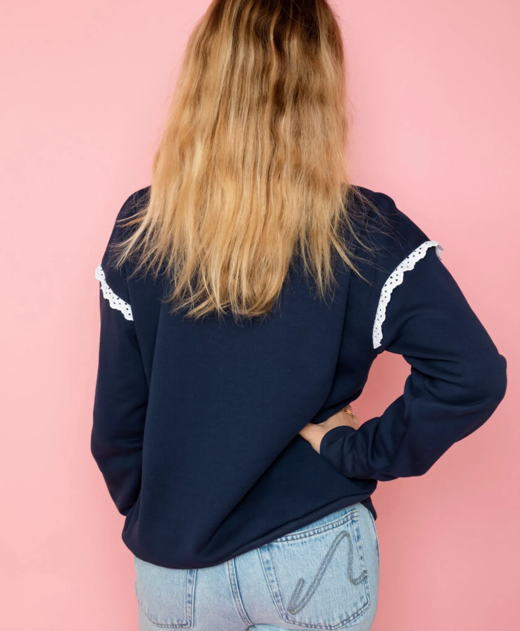 marineblaues_camliaspitze_1.webp Marineblaues Camélia-Spitzen-Sweatshirt