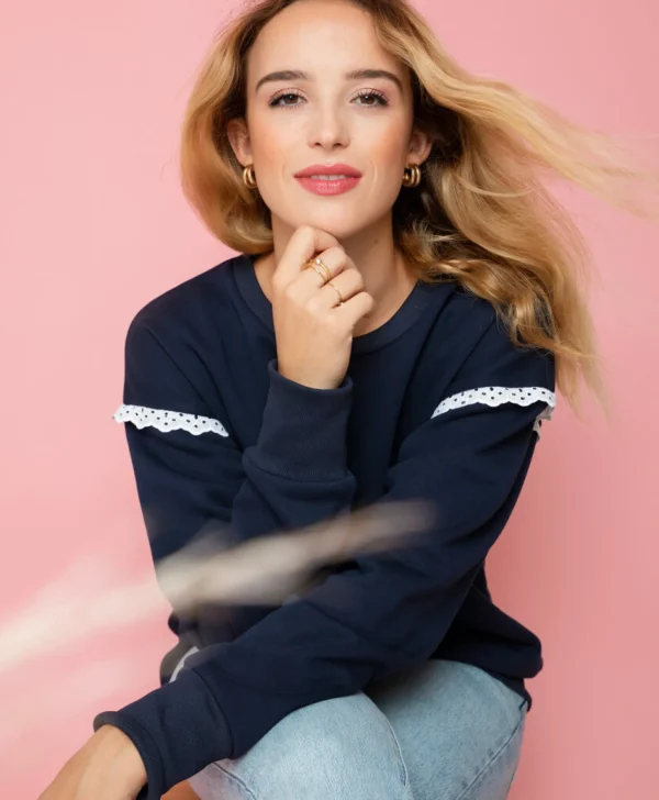 Marineblaues Camélia-Spitzen-Sweatshirt