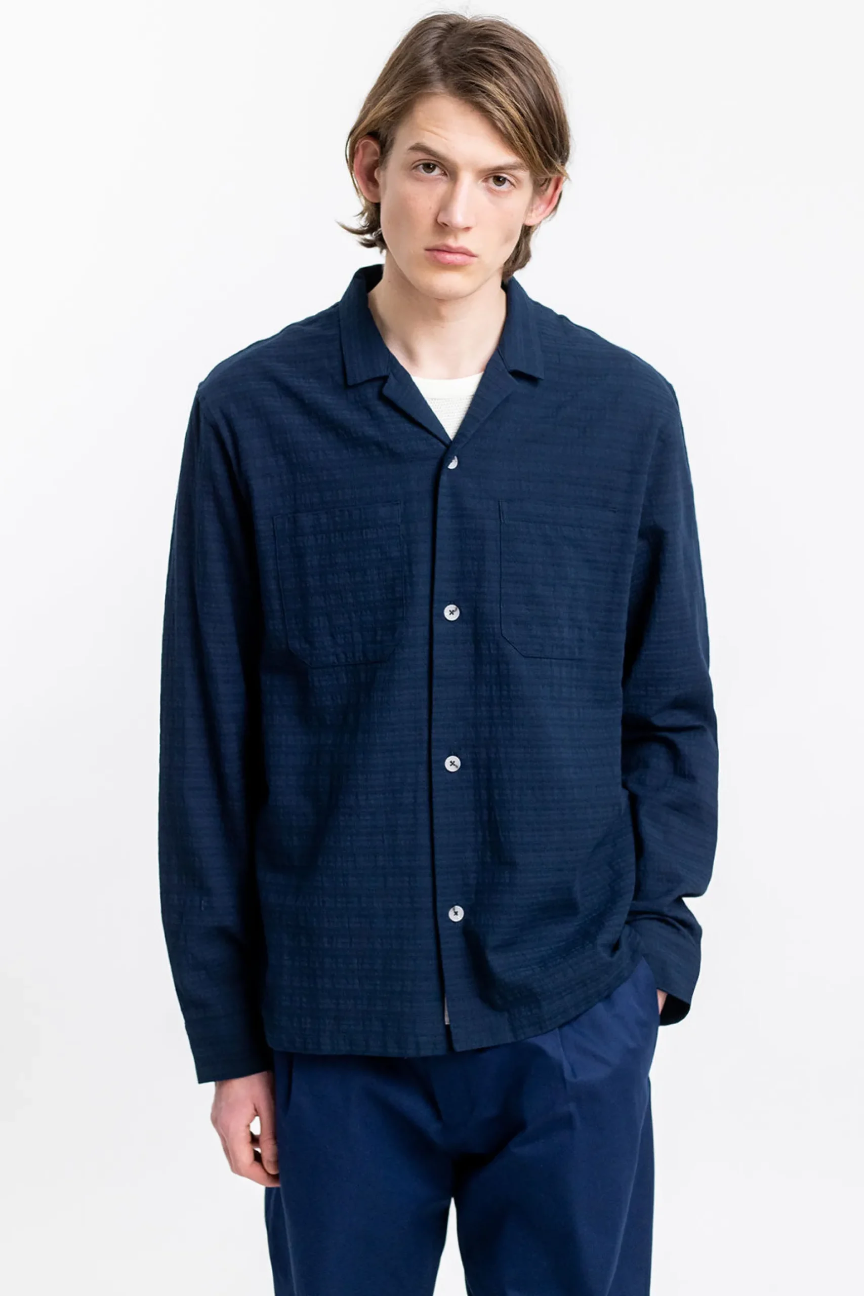 marineblaues_lssiges_unis_0.webp Marineblaues, lässiges Unisex-Hemd aus Bio-Baumwolle