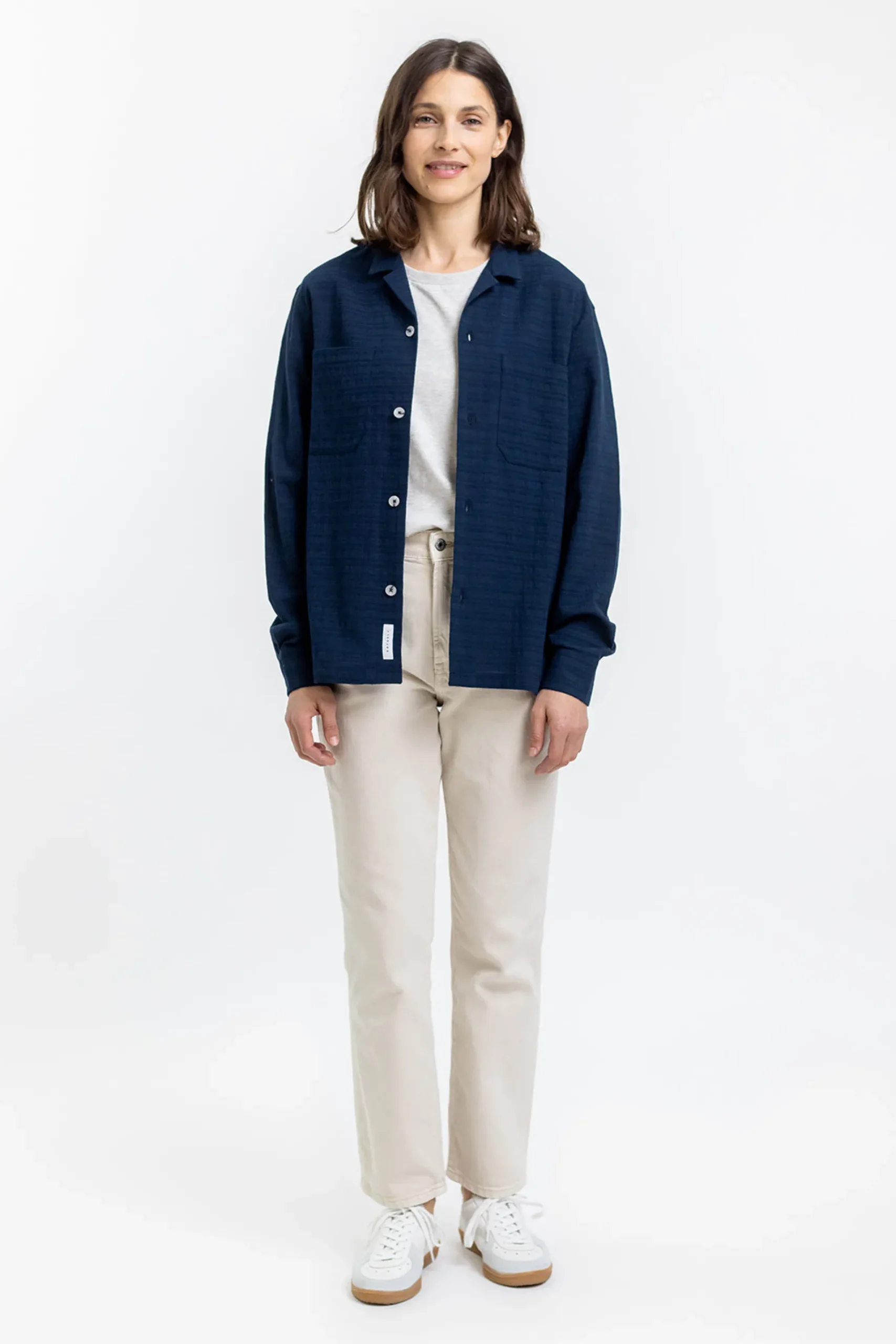 marineblaues_lssiges_unis_1.webp Marineblaues, lässiges Unisex-Hemd aus Bio-Baumwolle