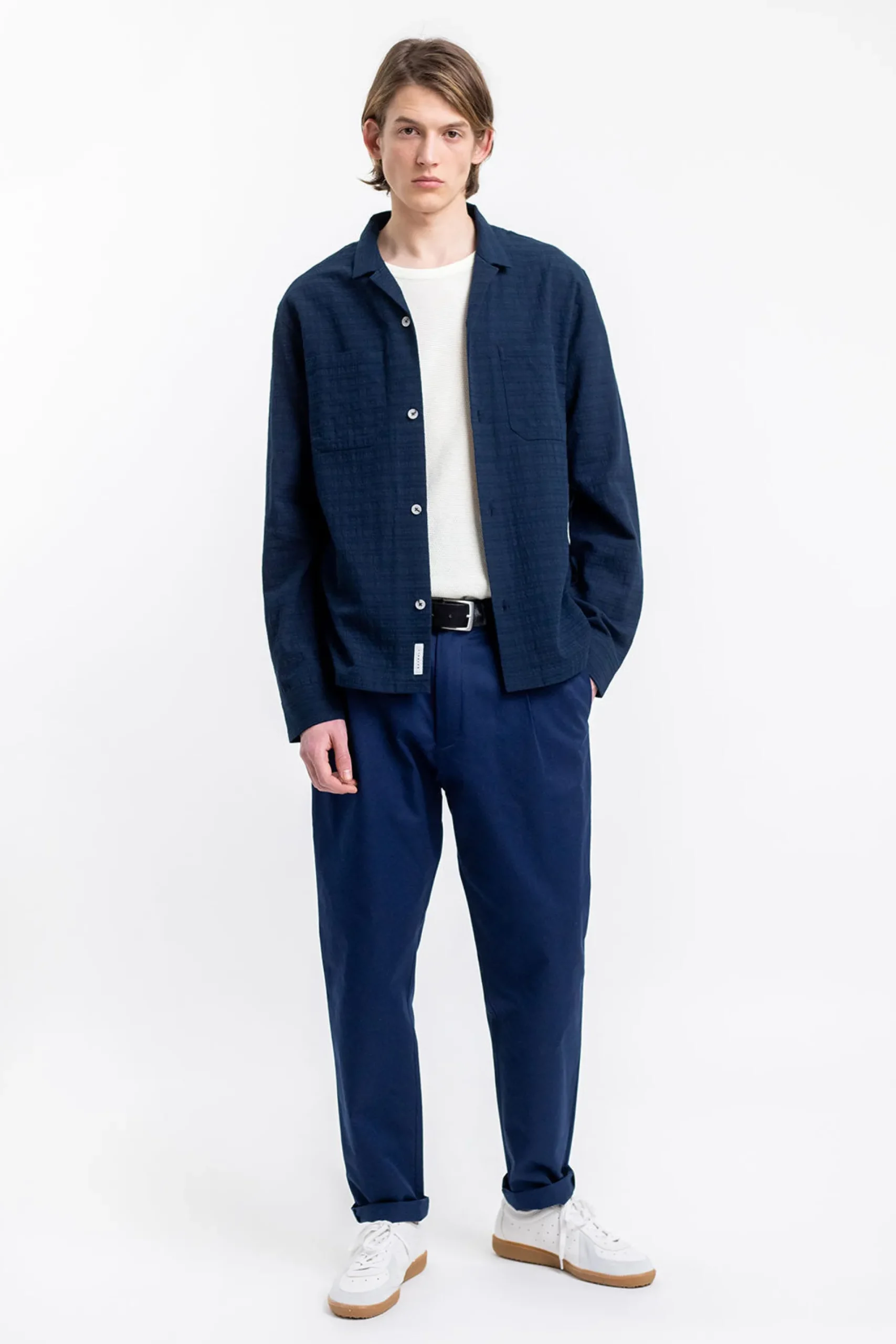 marineblaues_lssiges_unis_2.webp Marineblaues, lässiges Unisex-Hemd aus Bio-Baumwolle