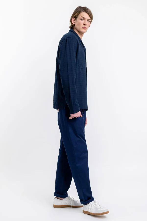 Marineblaues, lässiges Unisex-Hemd aus Bio-Baumwolle