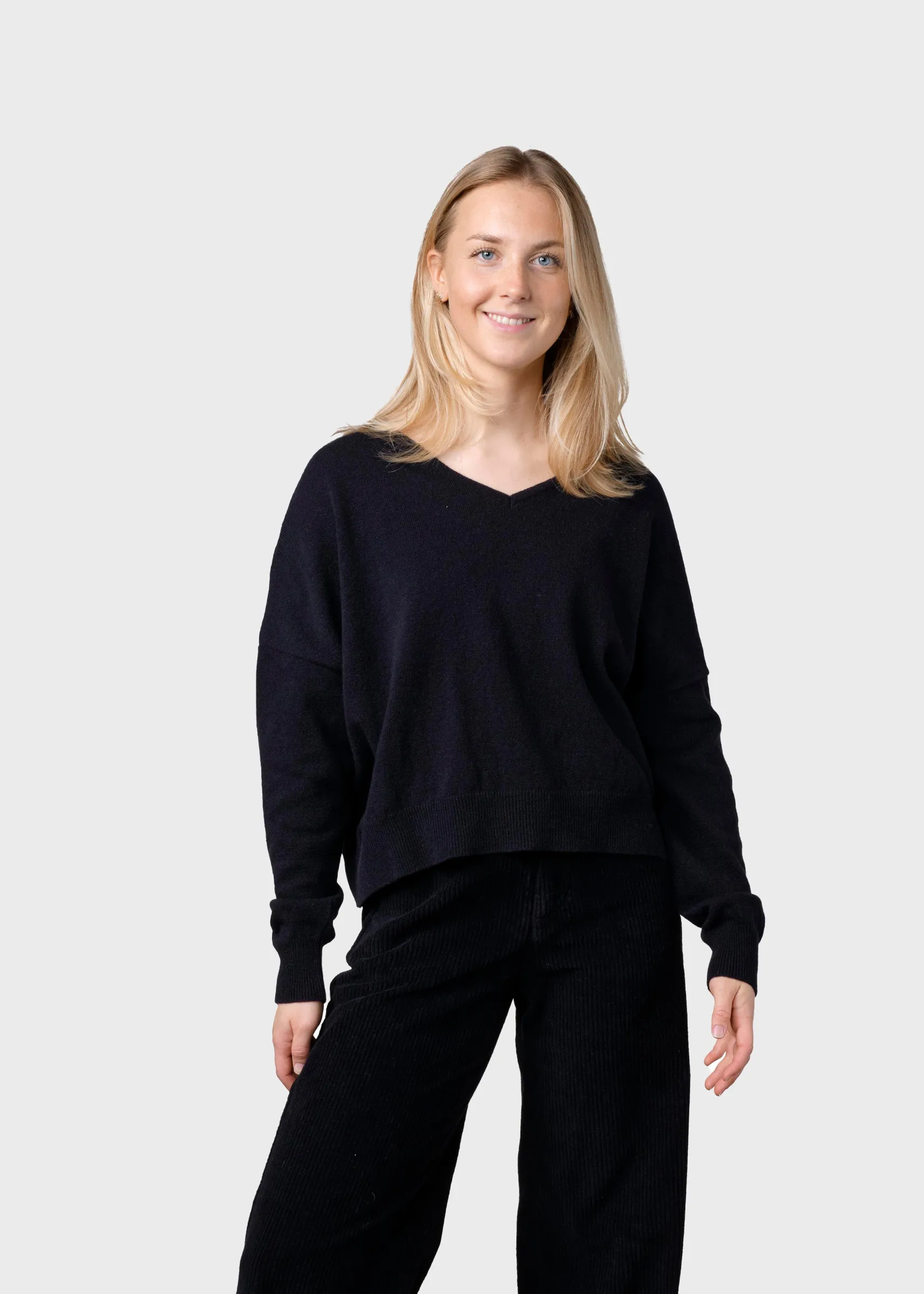 merinowolle_damenpullover_0.webp Merinowolle Damenpullover Vanessa Schwarz