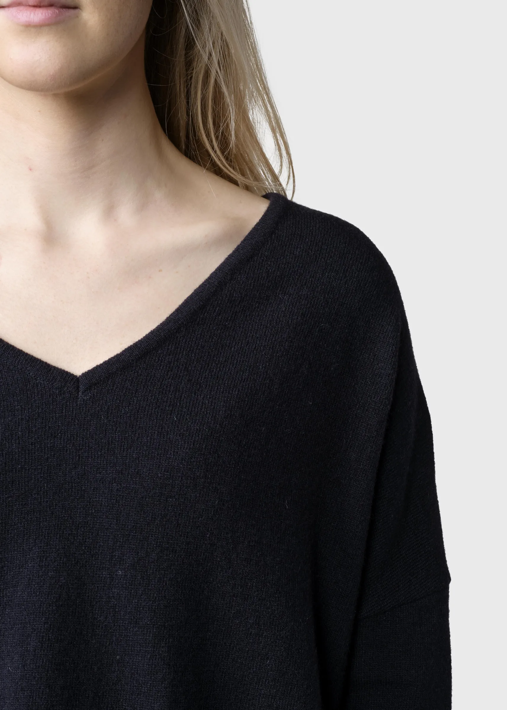 merinowolle_damenpullover_1.webp Merinowolle Damenpullover Vanessa Schwarz