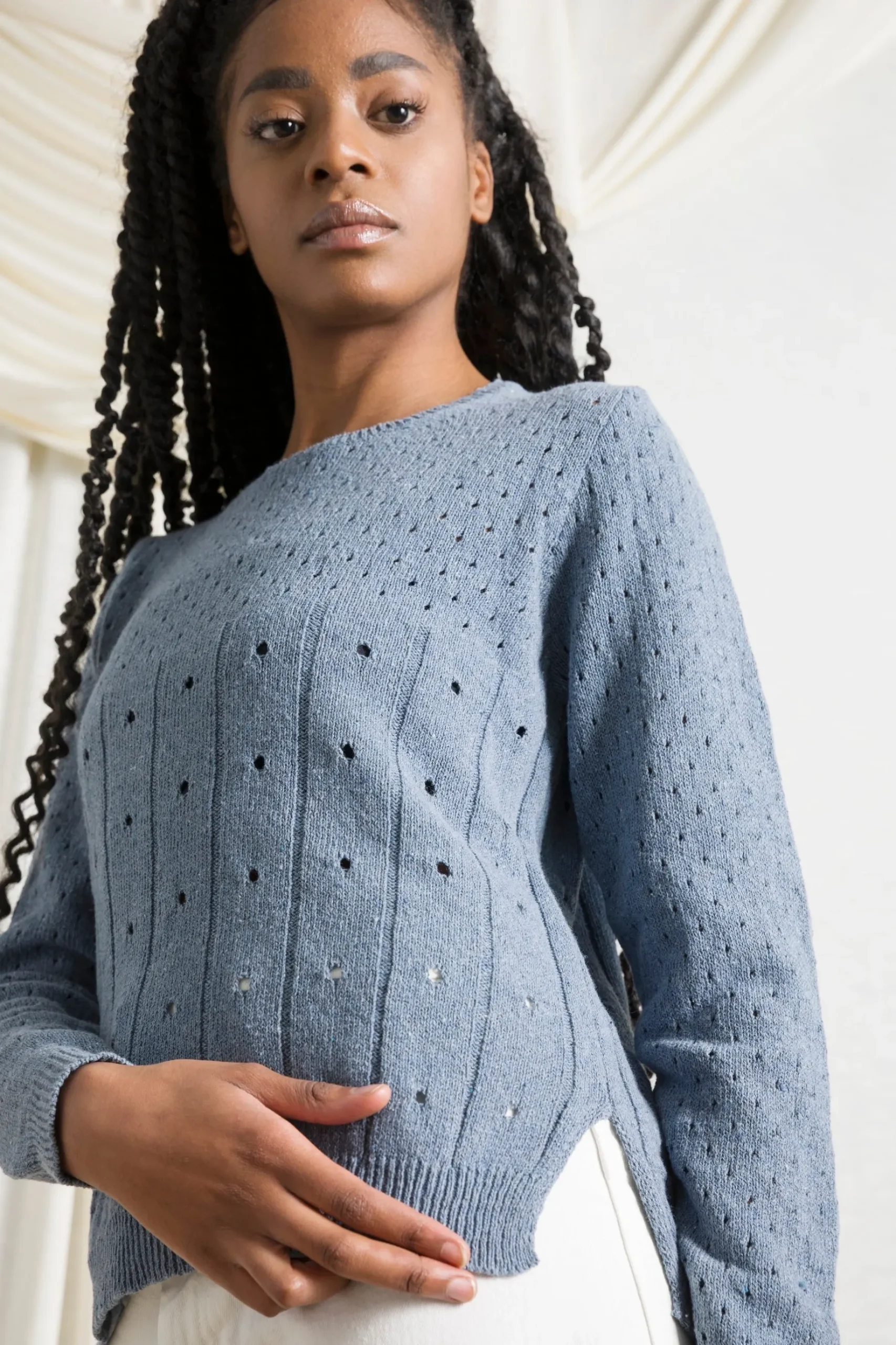 perforierter_damen_pullov_1-1.webp Perforierter Damen Pullover Mia Atlantikblau