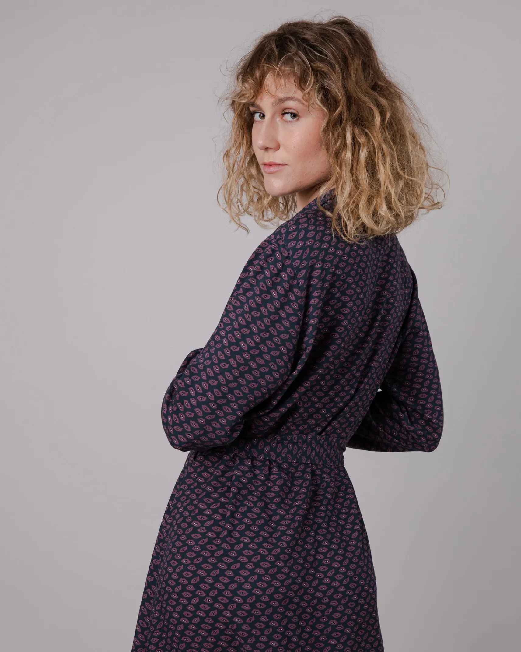 plum_lips_langes_kleid_mi_2.webp Plum Lips langes Kleid mit V-Ausschnitt