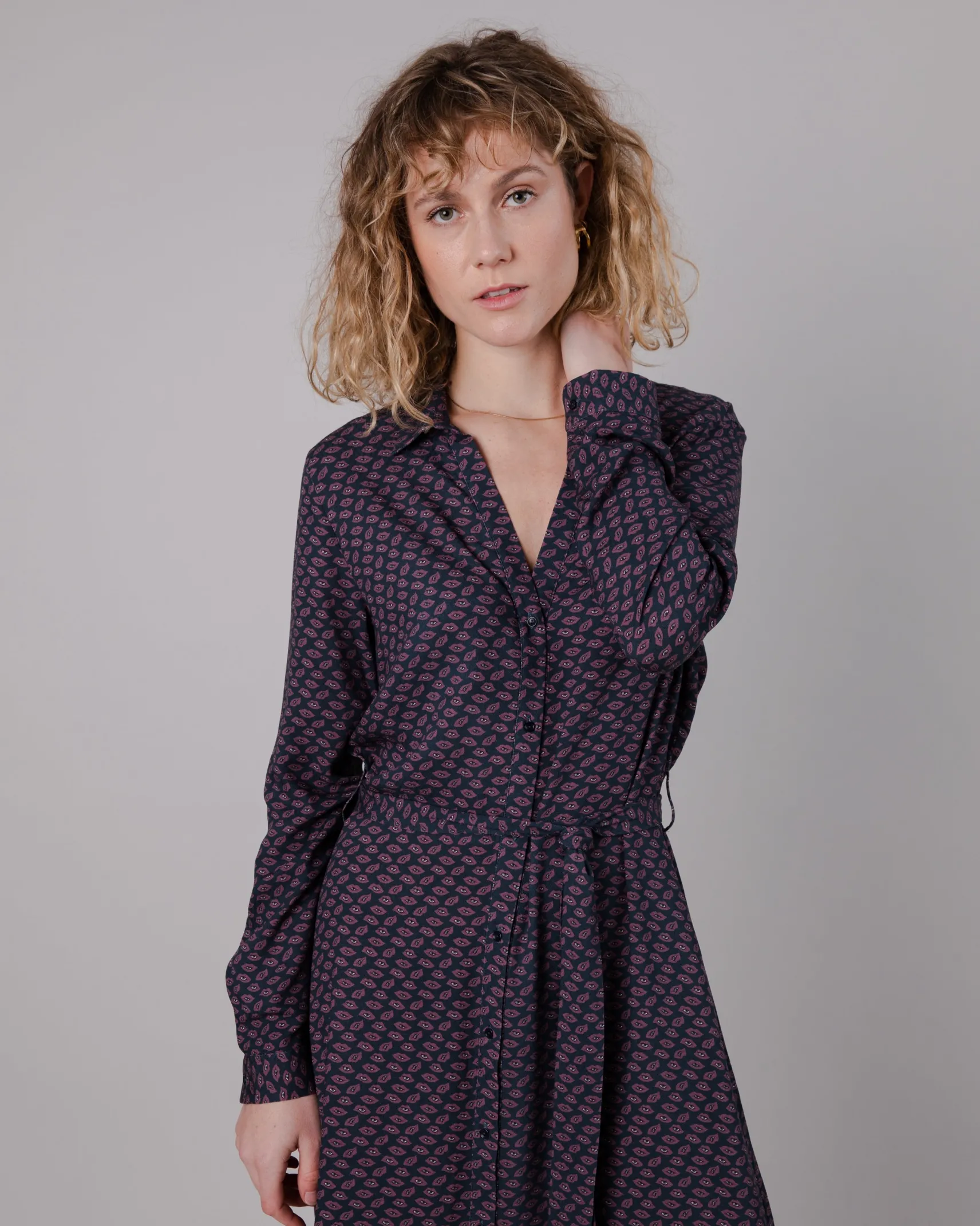 plum_lips_langes_kleid_mi_3.webp Plum Lips langes Kleid mit V-Ausschnitt
