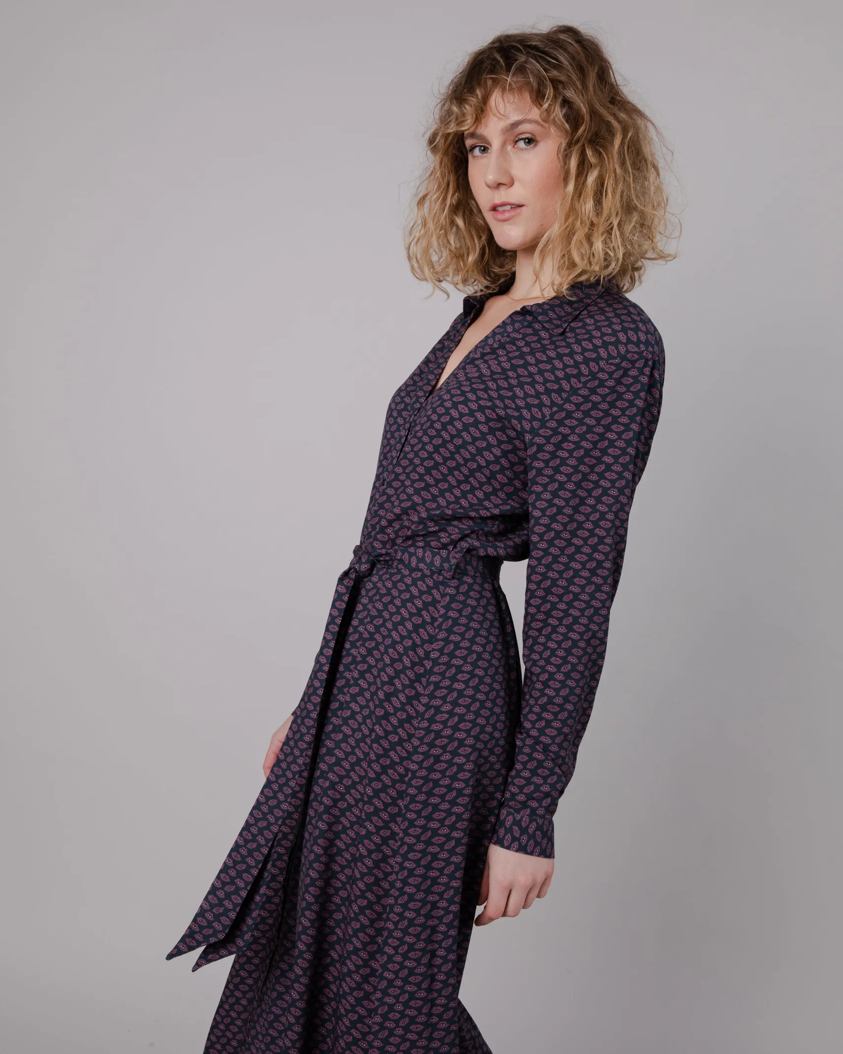 plum_lips_langes_kleid_mi_4.webp Plum Lips langes Kleid mit V-Ausschnitt