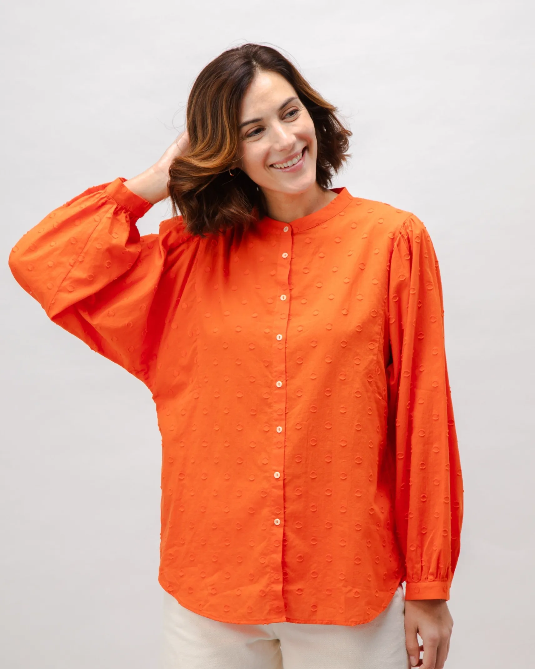 romantische_orange_polkad_2.webp Romantische Orange Polka-Dot Bluse