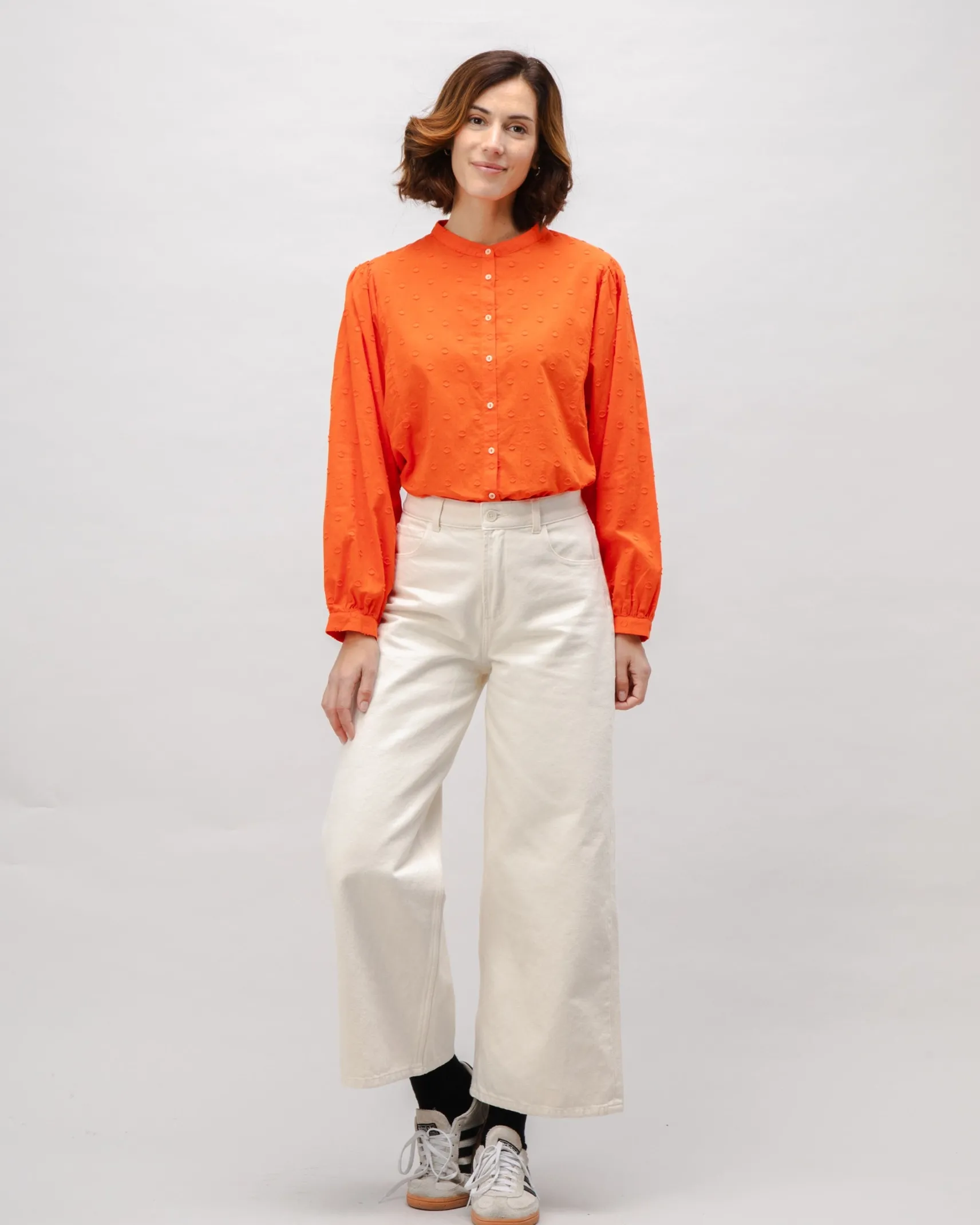 romantische_orange_polkad_3.webp Romantische Orange Polka-Dot Bluse