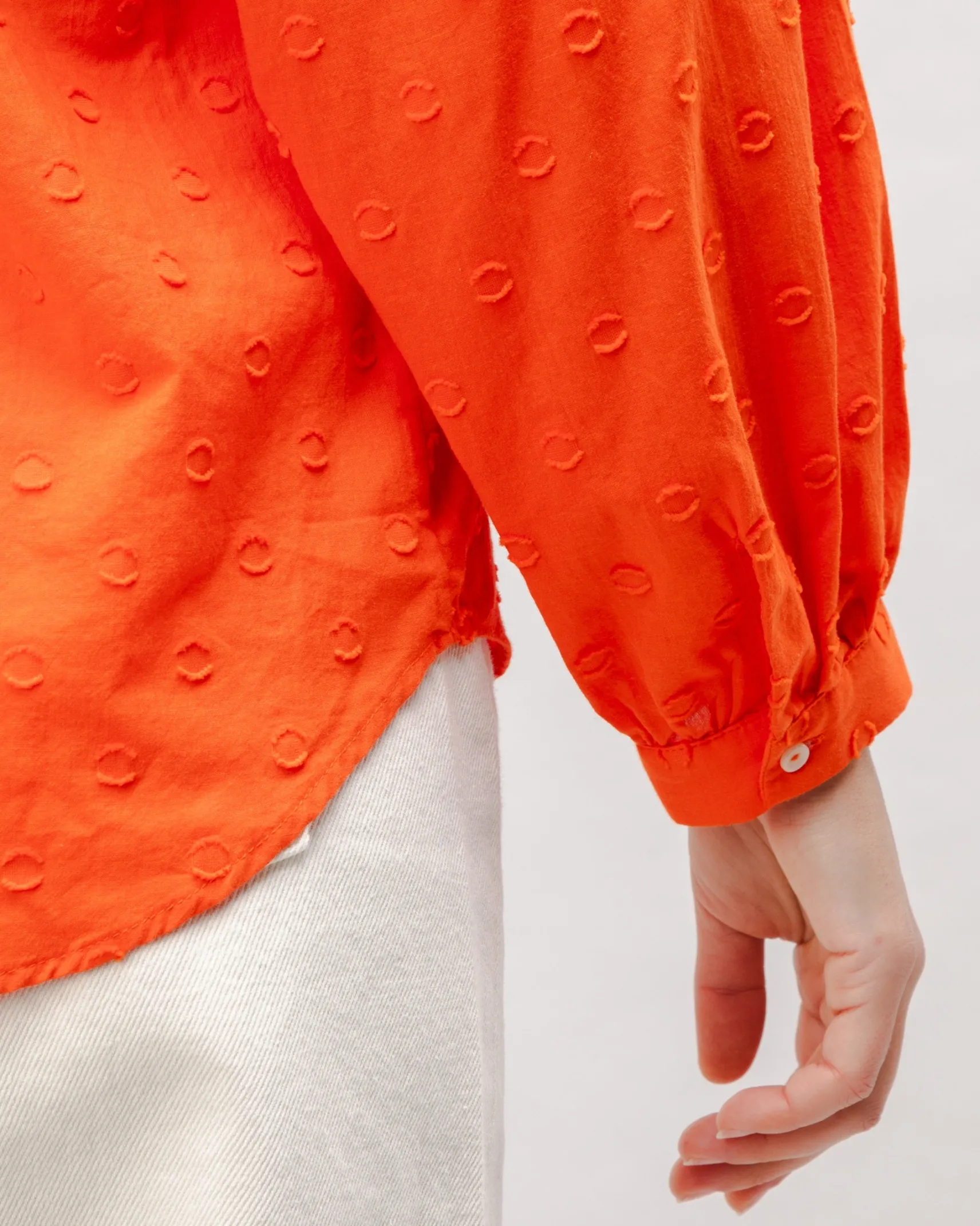 romantische_orange_polkad_4.webp Romantische Orange Polka-Dot Bluse
