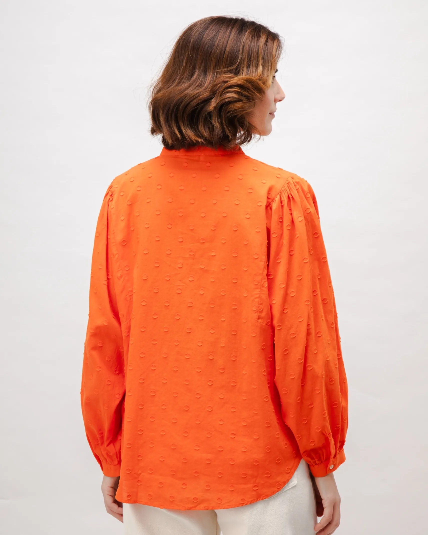 romantische_orange_polkad_5.webp Romantische Orange Polka-Dot Bluse