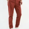 Rote Chinohose