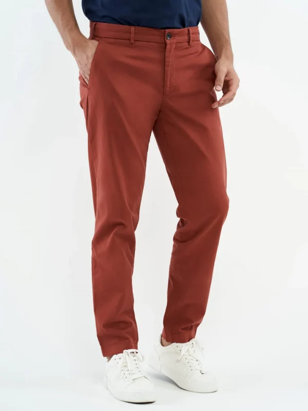 Rote Chinohose