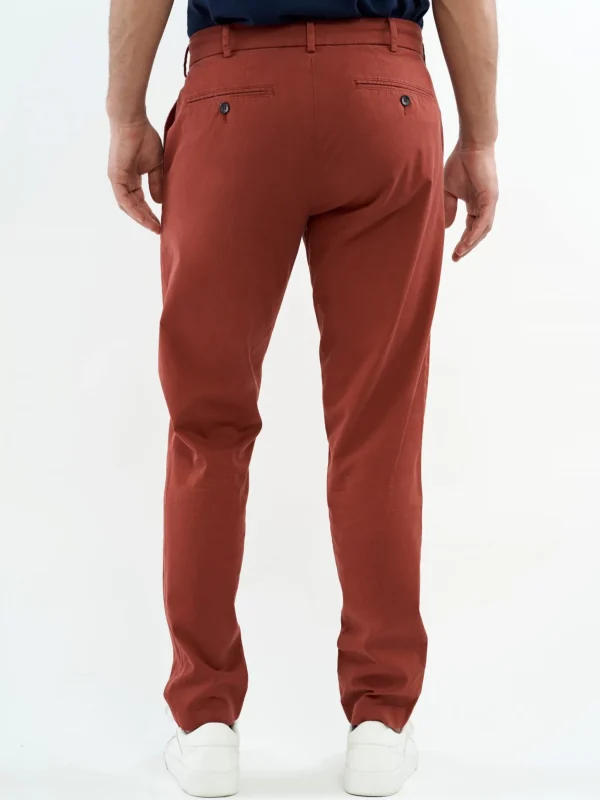 Rote Chinohose