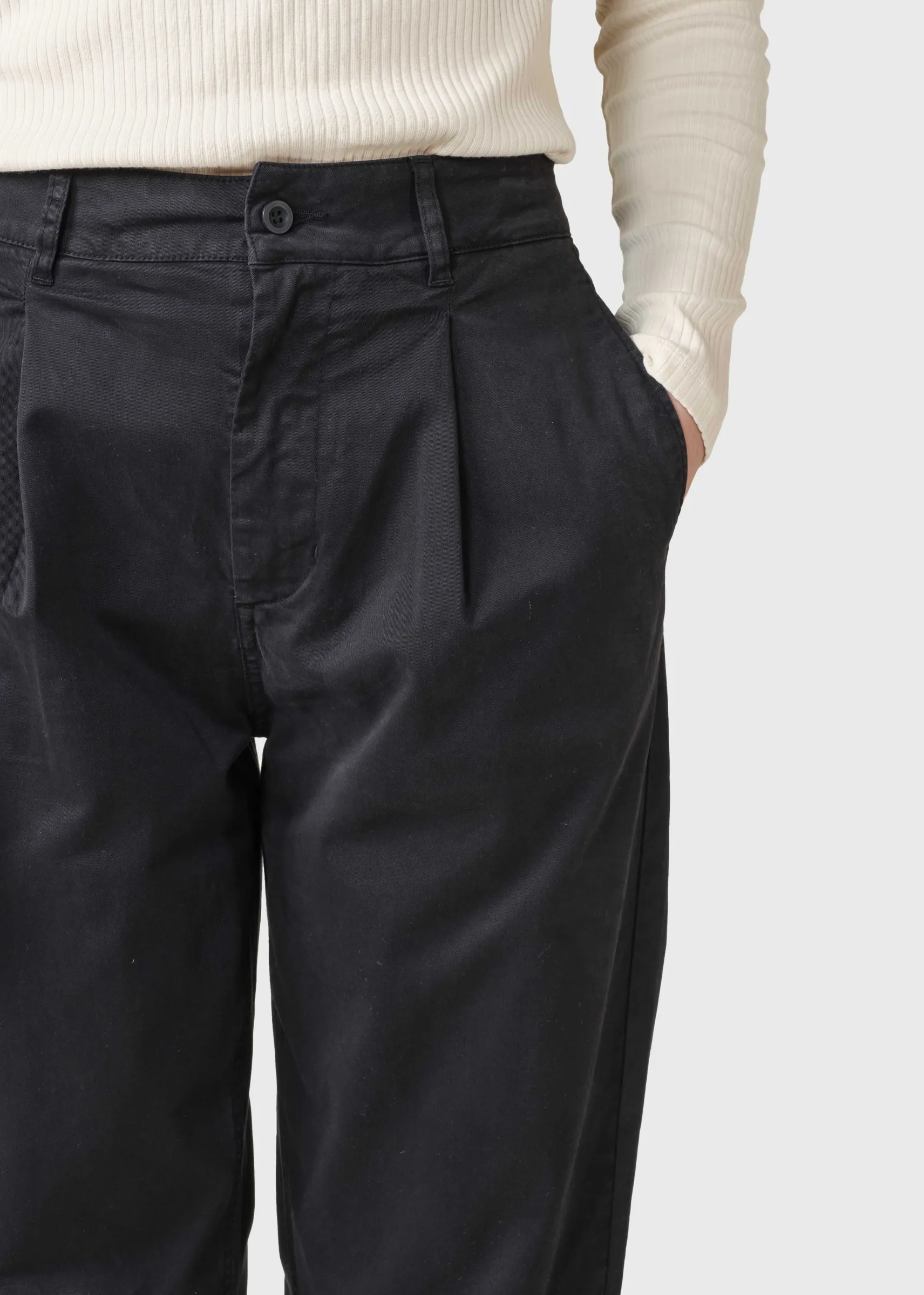 schwarze_damenhose_mette_2.webp Schwarze Damenhose Mette