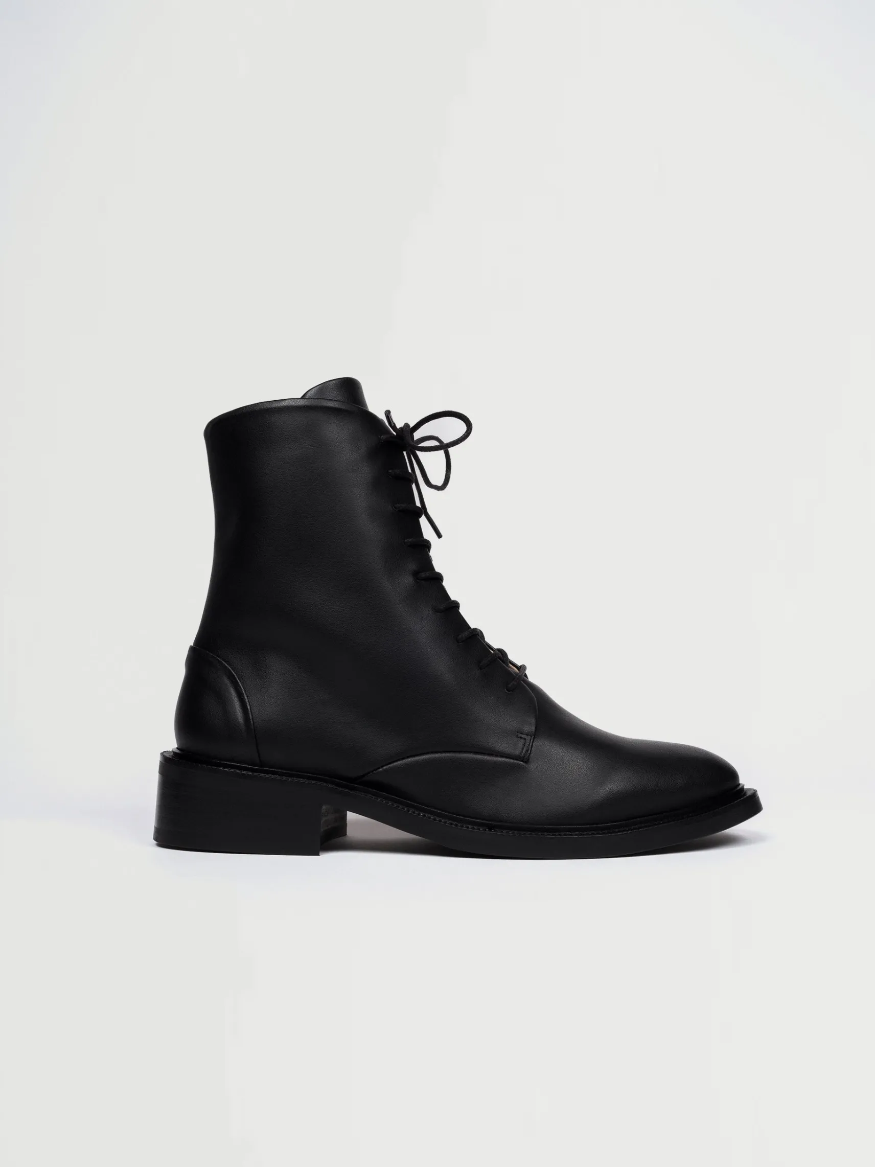 schwarze_vegane_stiefelet_1.webp Schwarze vegane Stiefeletten